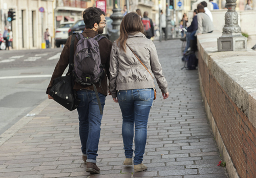 Una coppia che passeggia