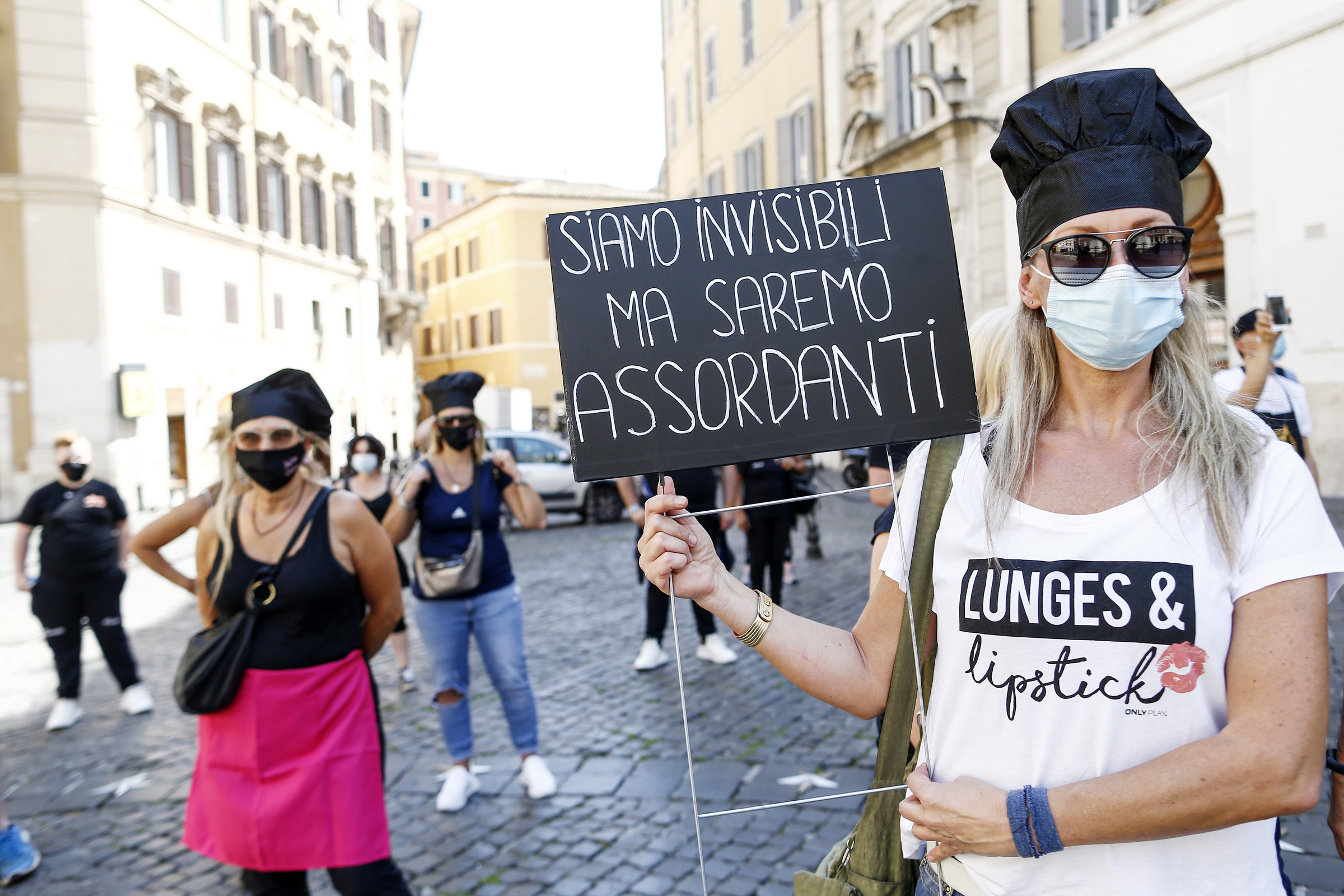 Foto Cecilia Fabiano/ LaPresse 
23 Giugno 2020 Roma   (Italia)
Cronaca 
Flash mob degli operatori dello street food davanti a Montecitorio 
Nella Foto : la manifestazione degli ambulanti  
Photo Cecilia Fabiano/LaPresse
June 23 , 2020  Rome  (Italy) 
News
Street food workers protesting  in front of the government palace 
In the pic : the demonstration