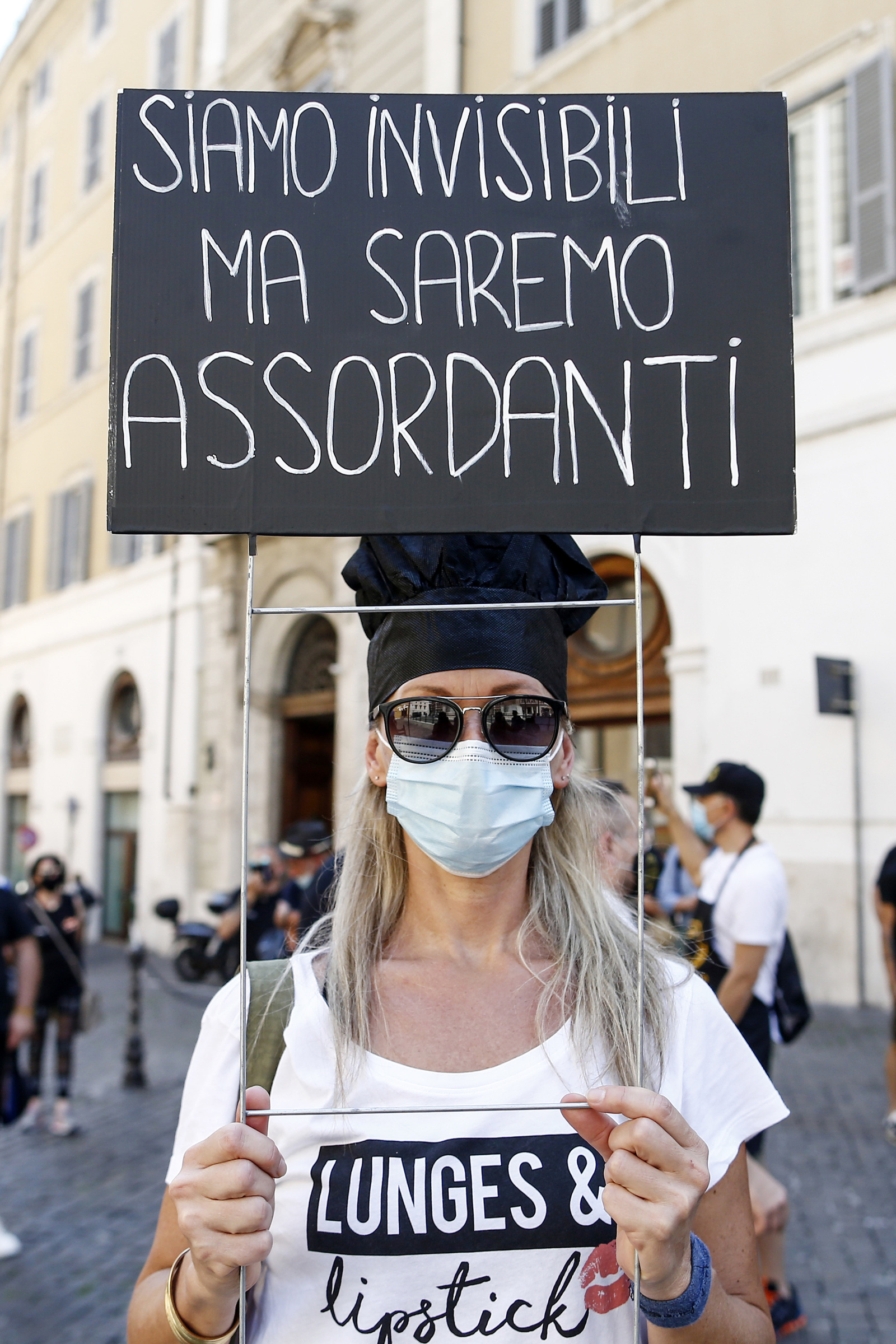 Foto Cecilia Fabiano/ LaPresse 
23 Giugno 2020 Roma   (Italia)
Cronaca 
Flash mob degli operatori dello street food davanti a Montecitorio 
Nella Foto : la manifestazione degli ambulanti  
Photo Cecilia Fabiano/LaPresse
June 23 , 2020  Rome  (Italy) 
News
Street food workers protesting  in front of the government palace 
In the pic : the demonstration