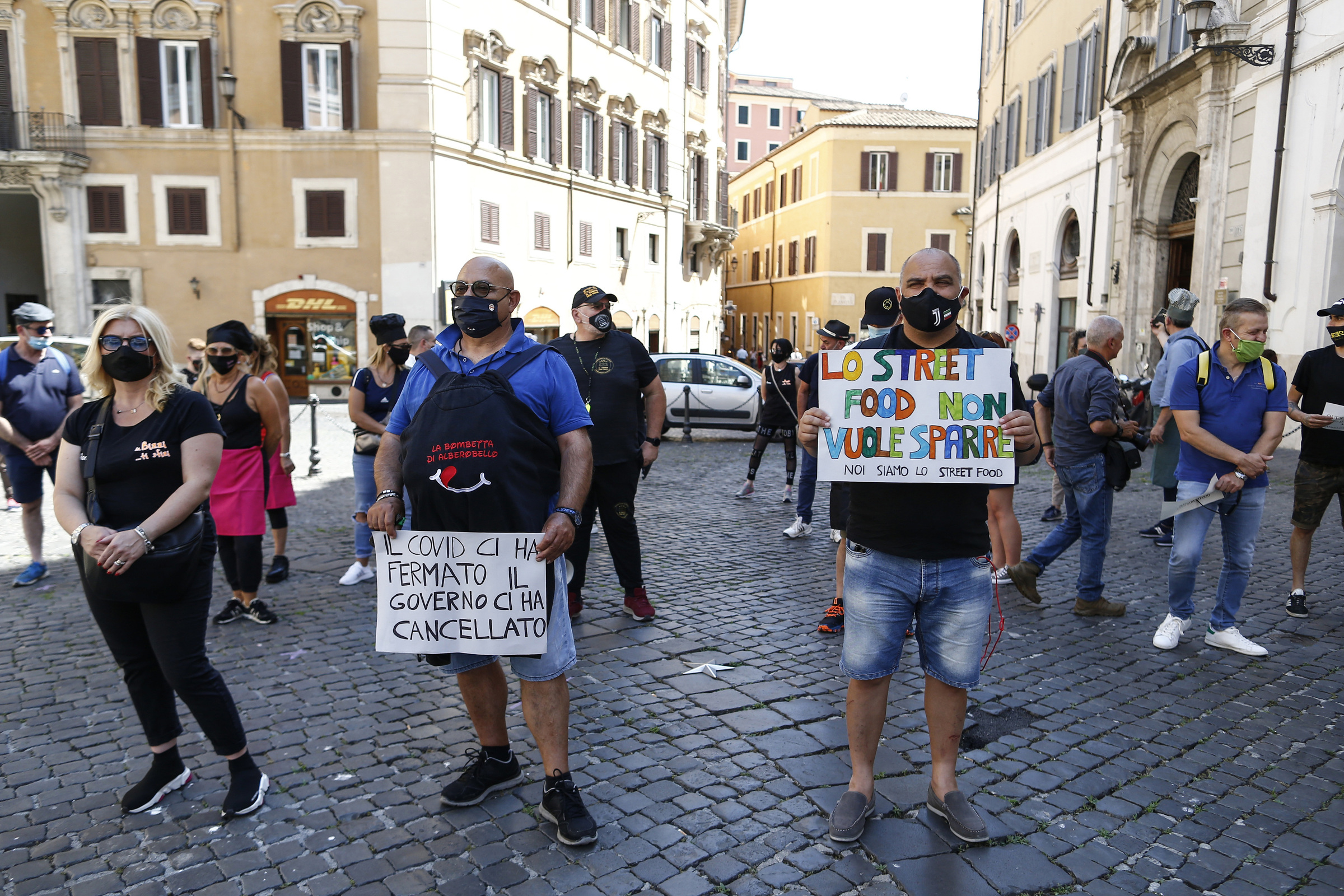 Foto Cecilia Fabiano/ LaPresse 
23 Giugno 2020 Roma   (Italia)
Cronaca 
Flash mob degli operatori dello street food davanti a Montecitorio 
Nella Foto : la manifestazione degli ambulanti  
Photo Cecilia Fabiano/LaPresse
June 23 , 2020  Rome  (Italy) 
News
Street food workers protesting  in front of the government palace 
In the pic : the demonstration