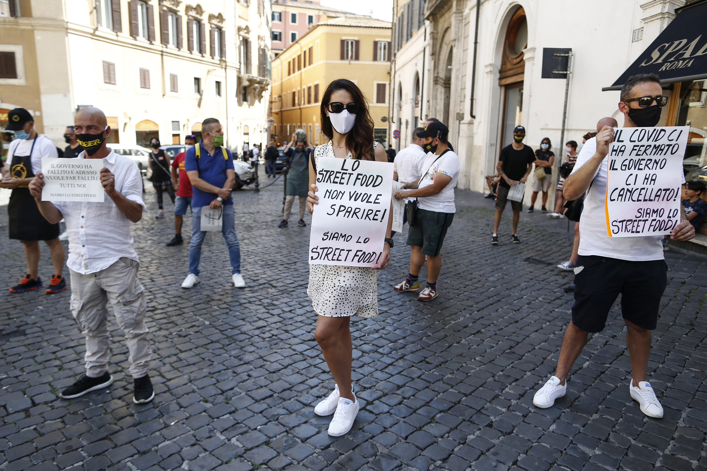 Foto Cecilia Fabiano/ LaPresse 
23 Giugno 2020 Roma   (Italia)
Cronaca 
Flash mob degli operatori dello street food davanti a Montecitorio 
Nella Foto : la manifestazione degli ambulanti  
Photo Cecilia Fabiano/LaPresse
June 23 , 2020  Rome  (Italy) 
News
Street food workers protesting  in front of the government palace 
In the pic : the demonstration