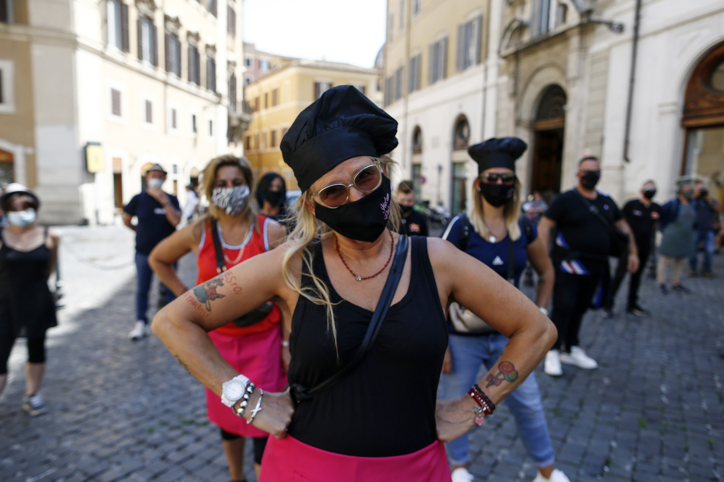 Foto Cecilia Fabiano/ LaPresse 
23 Giugno 2020 Roma   (Italia)
Cronaca 
Flash mob degli operatori dello street food davanti a Montecitorio 
Nella Foto : la manifestazione degli ambulanti  
Photo Cecilia Fabiano/LaPresse
June 23 , 2020  Rome  (Italy) 
News
Street food workers protesting  in front of the government palace 
In the pic : the demonstration