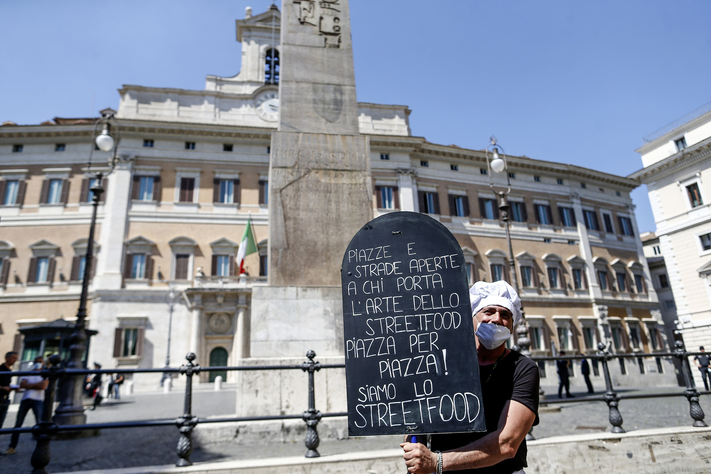 Foto Cecilia Fabiano/ LaPresse 
23 Giugno 2020 Roma   (Italia)
Cronaca 
Flash mob degli operatori dello street food davanti a Montecitorio 
Nella Foto : la manifestazione degli ambulanti  
Photo Cecilia Fabiano/LaPresse
June 23 , 2020  Rome  (Italy) 
News
Street food workers protesting  in front of the government palace 
In the pic : the demonstration