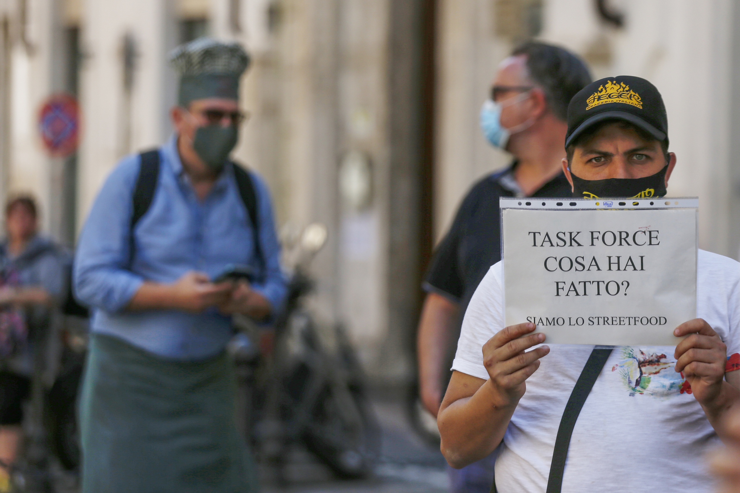 Foto Cecilia Fabiano/ LaPresse 
23 Giugno 2020 Roma   (Italia)
Cronaca 
Flash mob degli operatori dello street food davanti a Montecitorio 
Nella Foto : la manifestazione degli ambulanti  
Photo Cecilia Fabiano/LaPresse
June 23 , 2020  Rome  (Italy) 
News
Street food workers protesting  in front of the government palace 
In the pic : the demonstration