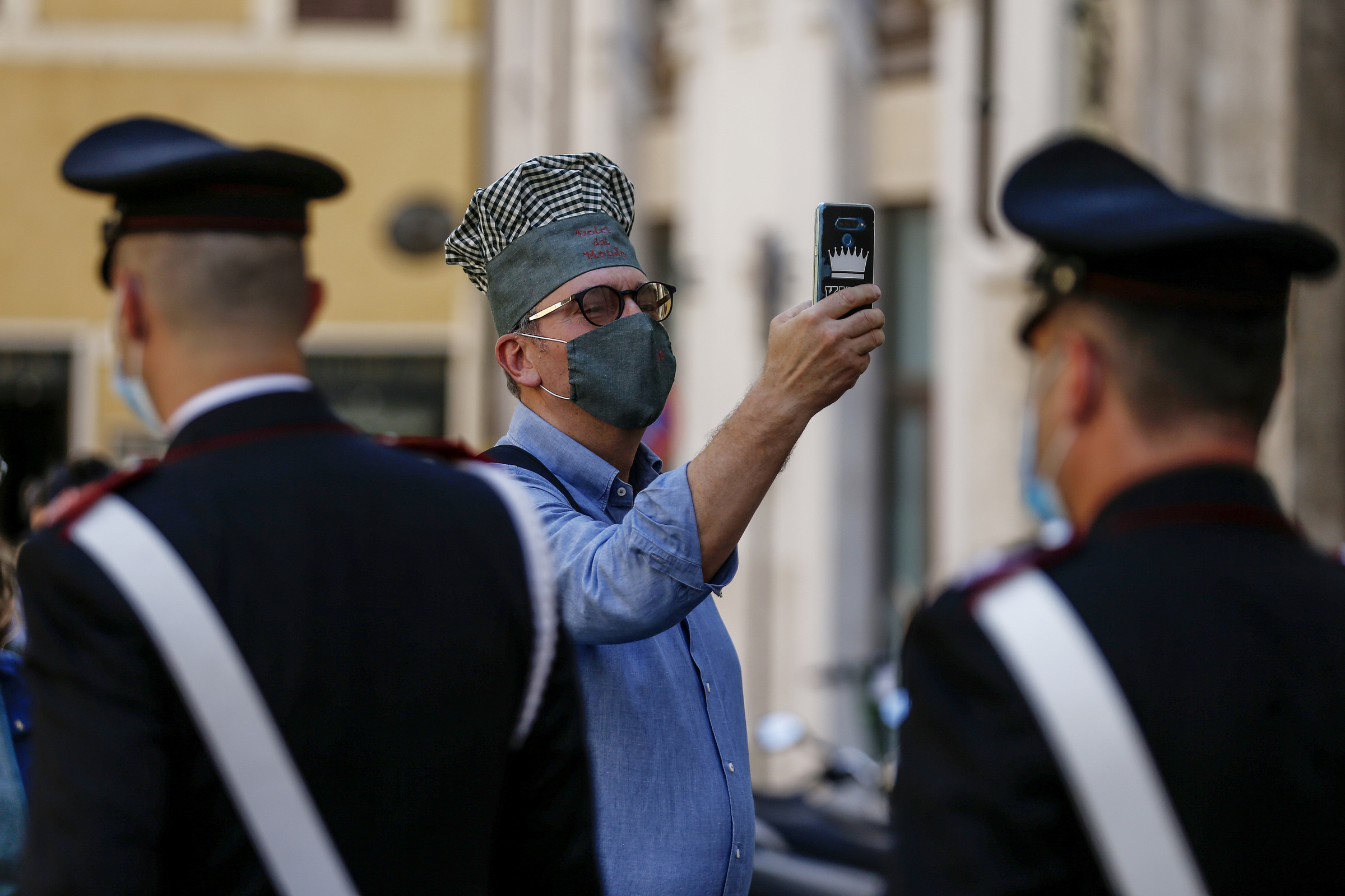 Foto Cecilia Fabiano/ LaPresse 
23 Giugno 2020 Roma   (Italia)
Cronaca 
Flash mob degli operatori dello street food davanti a Montecitorio 
Nella Foto : la manifestazione degli ambulanti  
Photo Cecilia Fabiano/LaPresse
June 23 , 2020  Rome  (Italy) 
News
Street food workers protesting  in front of the government palace 
In the pic : the demonstration