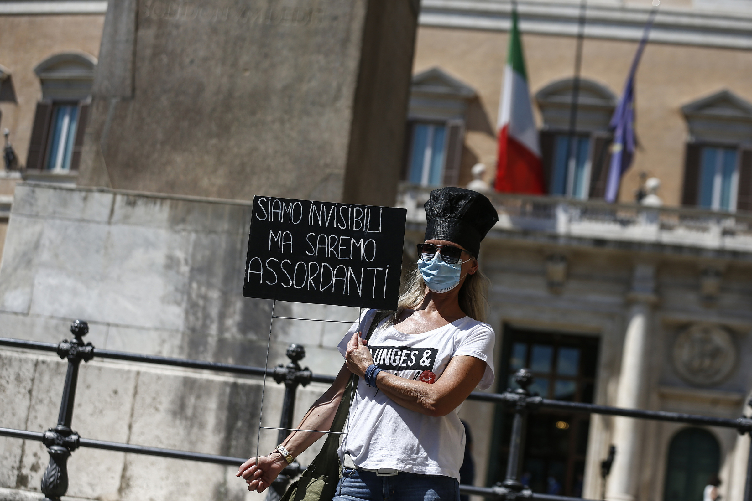 Foto Cecilia Fabiano/ LaPresse 
23 Giugno 2020 Roma   (Italia)
Cronaca 
Flash mob degli operatori dello street food davanti a Montecitorio 
Nella Foto : la manifestazione degli ambulanti  
Photo Cecilia Fabiano/LaPresse
June 23 , 2020  Rome  (Italy) 
News
Street food workers protesting  in front of the government palace 
In the pic : the demonstration