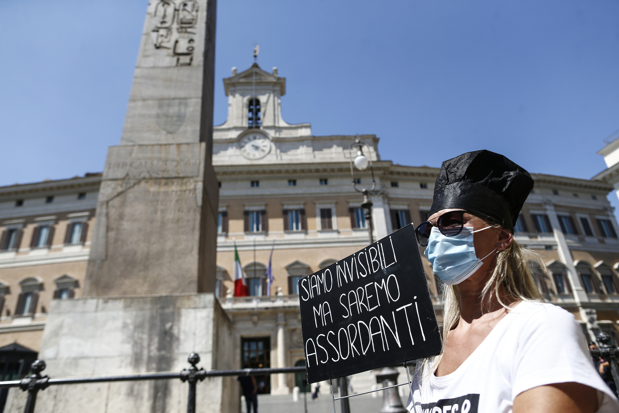 Foto Cecilia Fabiano/ LaPresse 
23 Giugno 2020 Roma   (Italia)
Cronaca 
Flash mob degli operatori dello street food davanti a Montecitorio 
Nella Foto : la manifestazione degli ambulanti  
Photo Cecilia Fabiano/LaPresse
June 23 , 2020  Rome  (Italy) 
News
Street food workers protesting  in front of the government palace 
In the pic : the demonstration