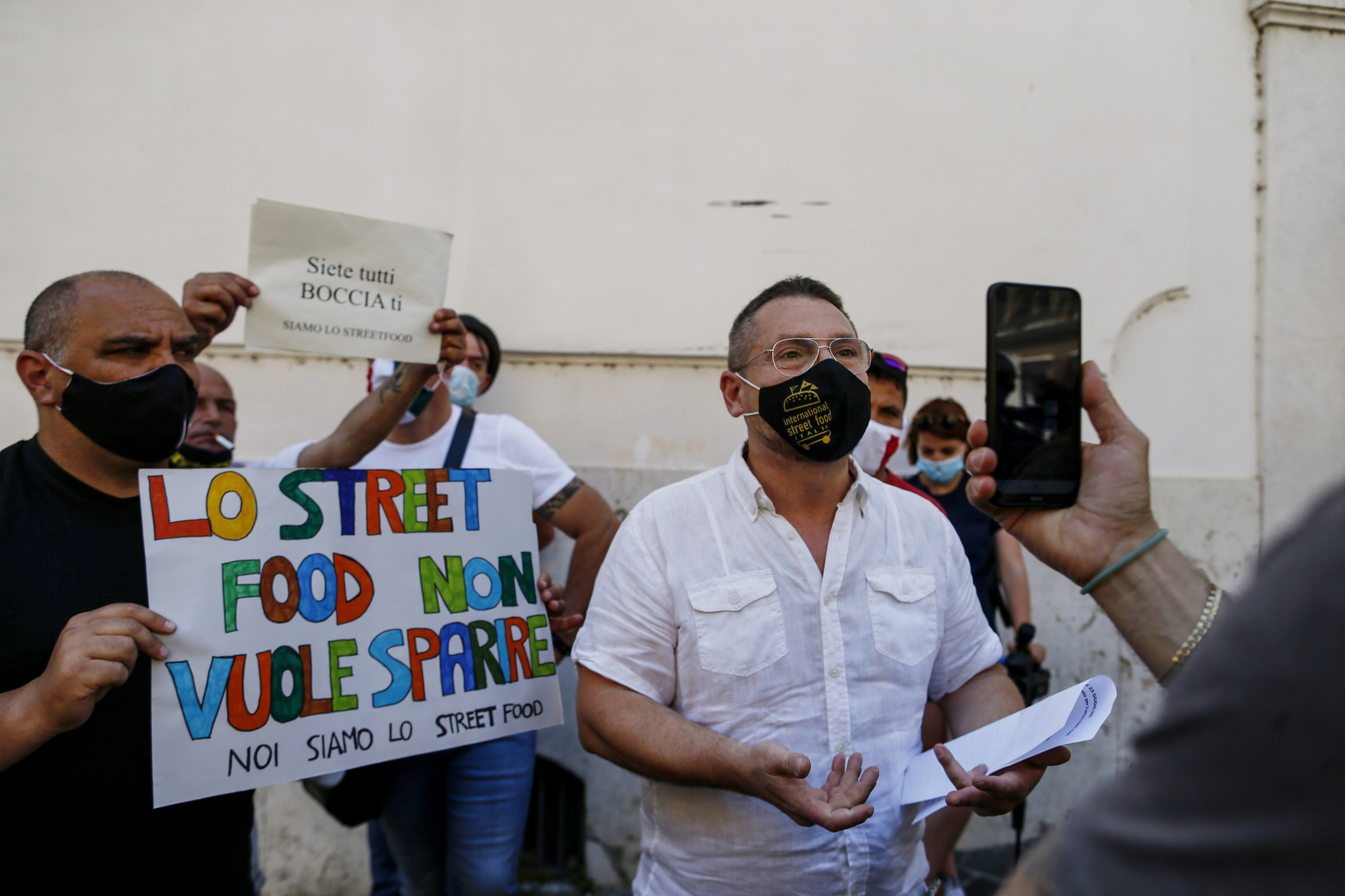 Foto Cecilia Fabiano/ LaPresse 
23 Giugno 2020 Roma   (Italia)
Cronaca 
Flash mob degli operatori dello street food davanti a Montecitorio 
Nella Foto : la manifestazione degli ambulanti  
Photo Cecilia Fabiano/LaPresse
June 23 , 2020  Rome  (Italy) 
News
Street food workers protesting  in front of the government palace 
In the pic : the demonstration