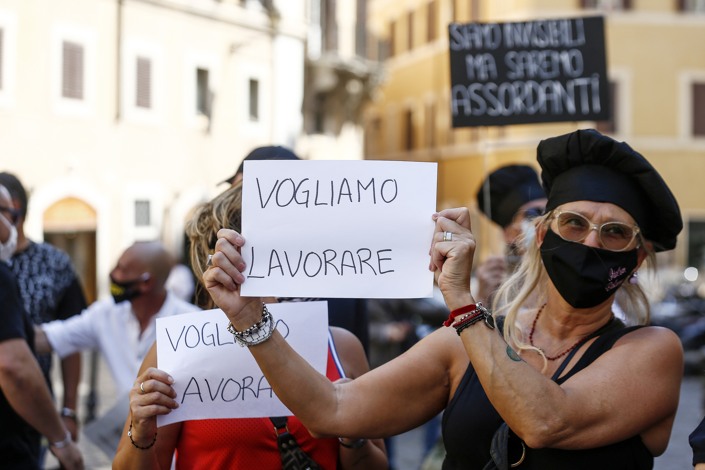 Foto Cecilia Fabiano/ LaPresse 
23 Giugno 2020 Roma   (Italia)
Cronaca 
Flash mob degli operatori dello street food davanti a Montecitorio 
Nella Foto : la manifestazione degli ambulanti  
Photo Cecilia Fabiano/LaPresse
June 23 , 2020  Rome  (Italy) 
News
Street food workers protesting  in front of the government palace 
In the pic : the demonstration