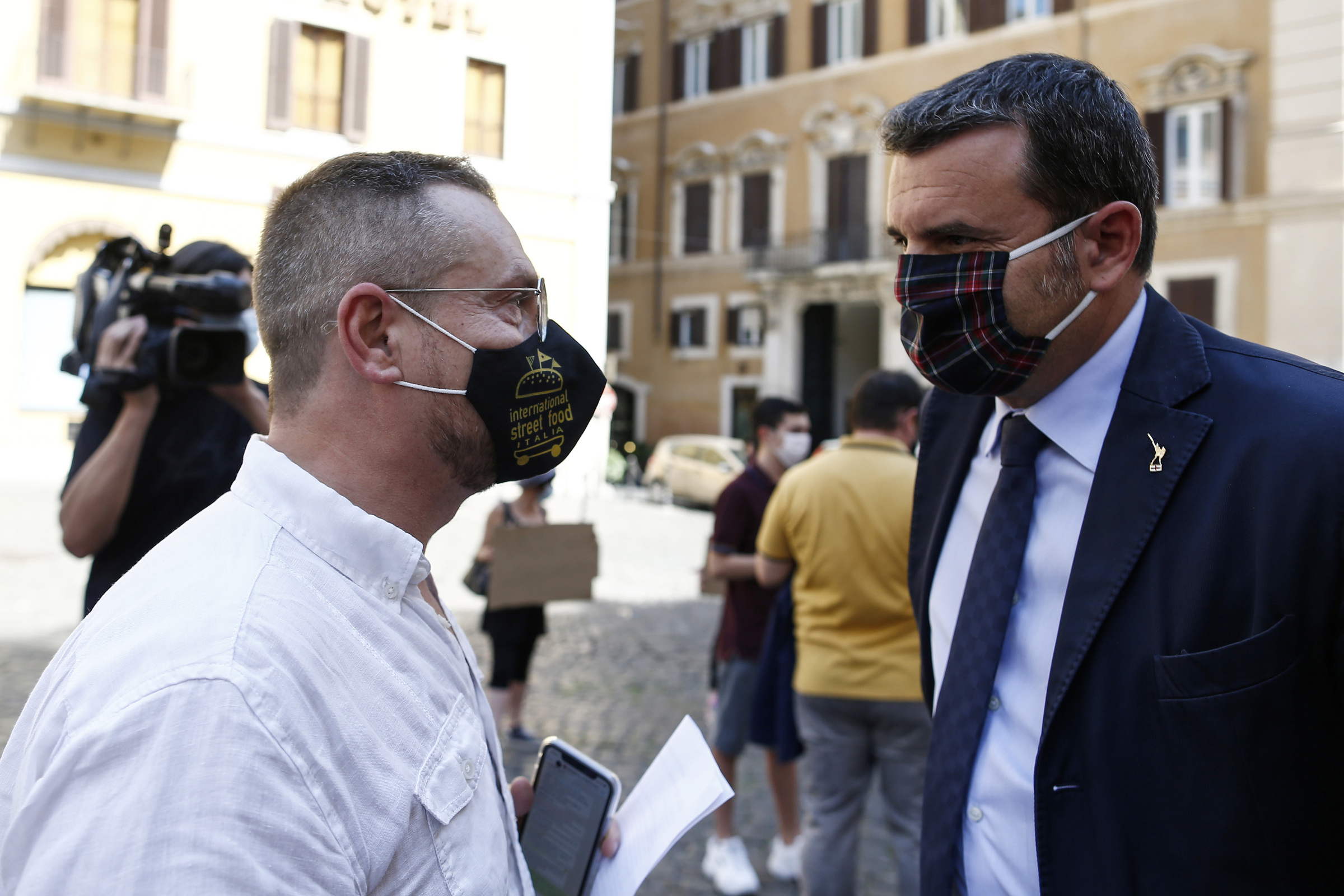 Foto Cecilia Fabiano/ LaPresse 
23 Giugno 2020 Roma   (Italia)
Cronaca 
Flash mob degli operatori dello street food davanti a Montecitorio 
Nella Foto : Gian Marco Centinaio parla con un lavoratore 
Photo Cecilia Fabiano/LaPresse
June 23 , 2020  Rome  (Italy) 
News
Street food workers protesting  in front of the government palace 
In the pic : Gian Marco Centinaio speaking with a worker