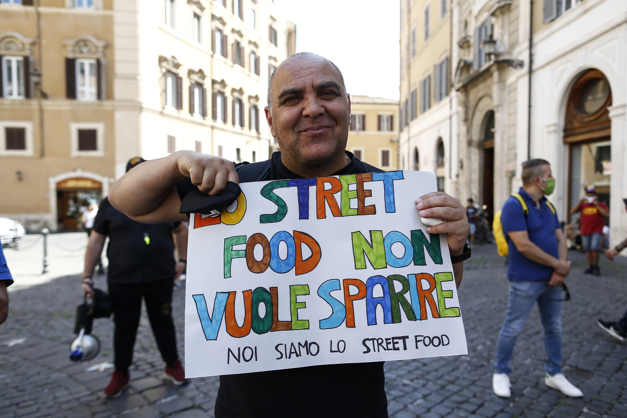 Foto Cecilia Fabiano/ LaPresse 
23 Giugno 2020 Roma   (Italia)
Cronaca 
Flash mob degli operatori dello street food davanti a Montecitorio 
Nella Foto : la manifestazione degli ambulanti  
Photo Cecilia Fabiano/LaPresse
June 23 , 2020  Rome  (Italy) 
News
Street food workers protesting  in front of the government palace 
In the pic : the demonstration