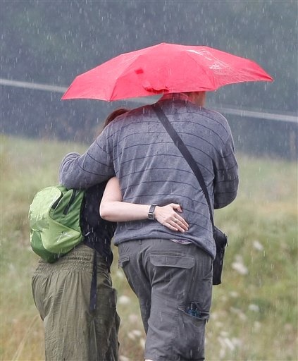 Un uomo e una donna sotto l'ombrello