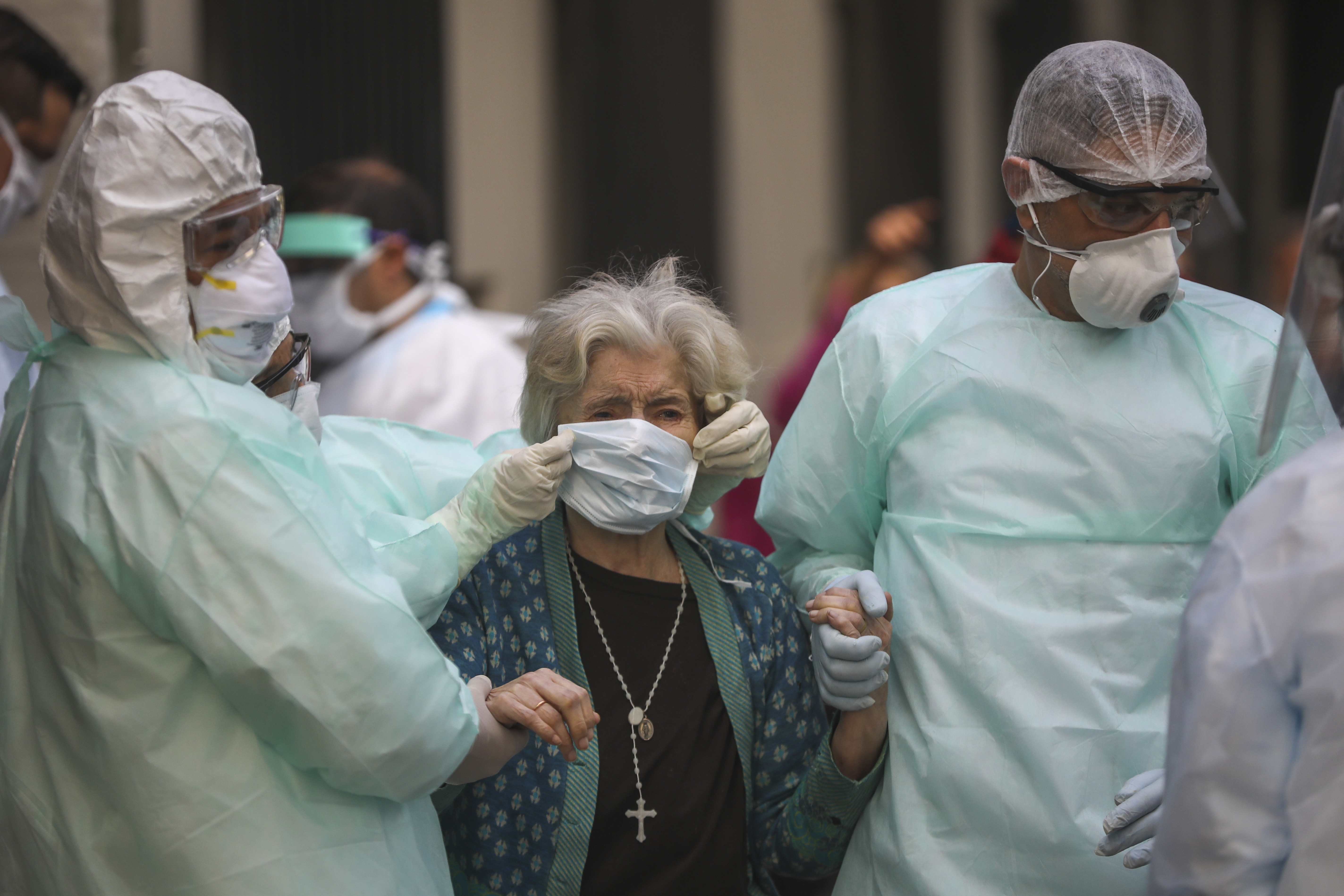 Covid e solitudine (AP Photo/Natacha Pisarenko)