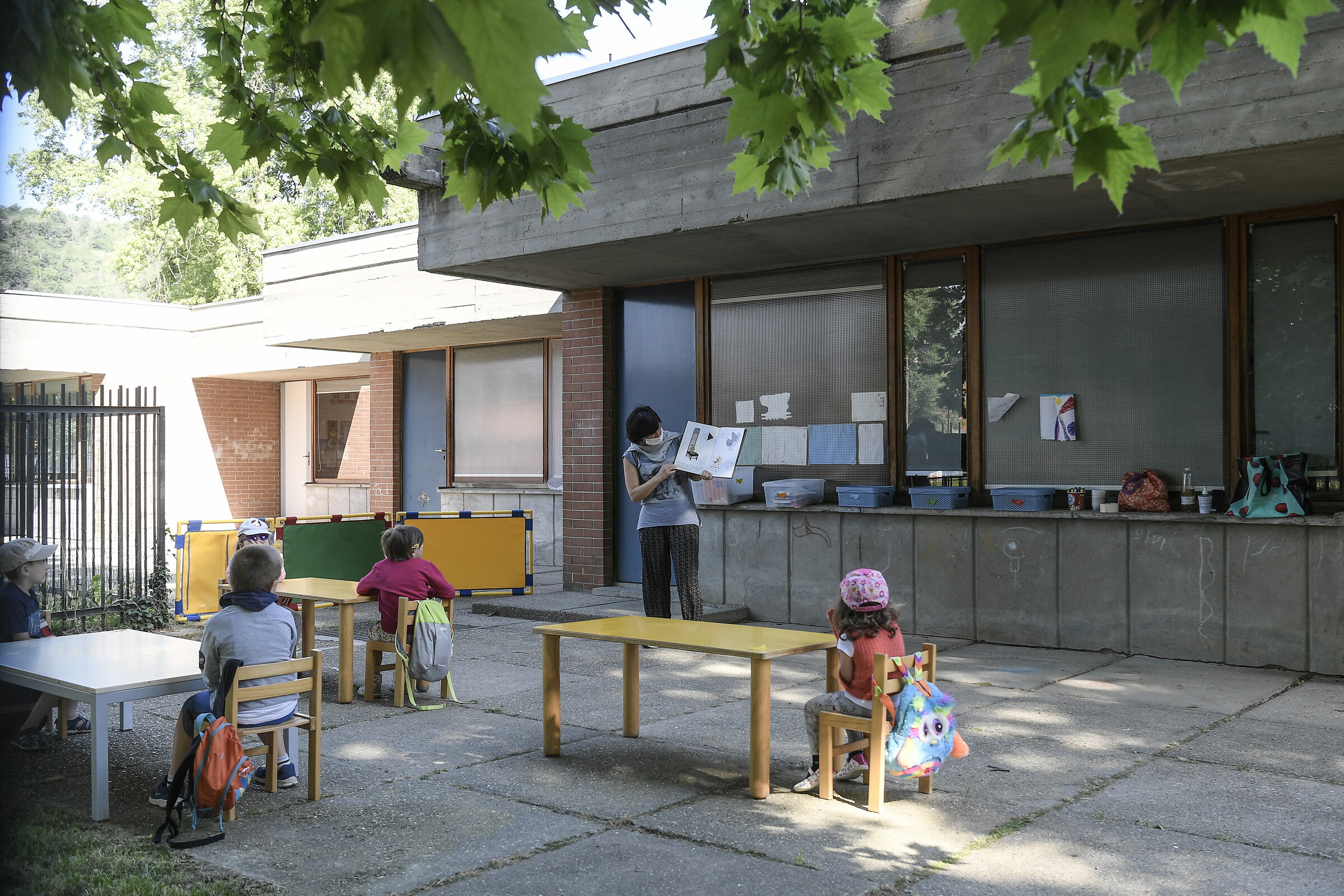 Foto Fabio Ferrari/LaPresse 
26 Maggio 2020 Ivrea, Italia 
News
Emergenza COVID-19 (Coronavirus) - Fase 2 - Ivrea riapre le scuole: via libera all'attività all'aperto.
Scuola all’aperto a Ivrea per aiutare le famiglie nel post lockdown. L’idea dell’amministrazione comunale che sperimenta il servizio per i bambini residenti in città tra i 3 e i 6 anni.
Il progetto si svolge nei giardini delle scuole, Don Milani e Sant'Antonio. È prevista un’area triage dove effettuare il controllo della temperatura per consentire l’accesso in sicurezza dei bimbi, seguiti dalle insegnanti degli asili nido comunali a gruppi di cinque. 

Photo Fabio Ferrari/LaPresse 
May 26, 2020 Ivrea, Italy 
News
COVID-19 emergency (Coronavirus) - Phase 2 - Ivrea reopens schools: green light for outdoor activities.
Outdoor school in Ivrea to help families in the post lockdown. The idea of ​​the municipal administration that tests the service for children living in the city between 3 and 6 years old.
The project takes place in the school gardens, Don Milani and Sant'Antonio. A triage area is provided for temperature control to allow safe access for children, followed by the teachers of the municipal nursery schools in groups of five.