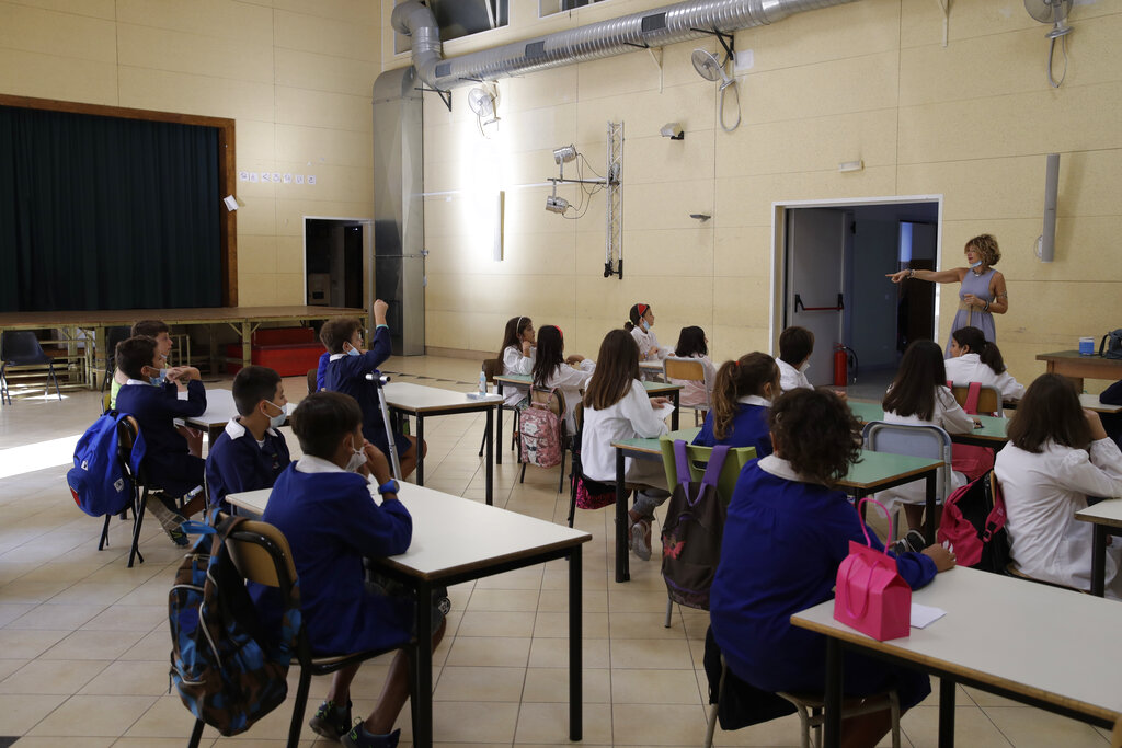 Bambini a scuola con la mascherina per proteggersi dal Covid. (Alessandra Tarantino/AP)