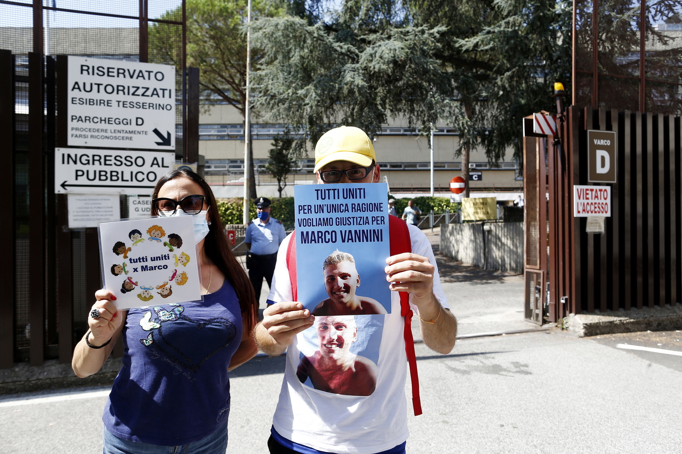 Foto Cecilia Fabiano/ LaPresse 
09 Settembre 2020 Roma (Italia)
Cronaca : 
Processo Vannini 
Nella Foto: protesta davanti al tribunale di Piazzale Clodio     
Photo Cecilia Fabiano/LaPresse
September 09 , 2020  Roma (Italy) 
News:
Vannini process 
In the pic : Demonstration in front of the Court