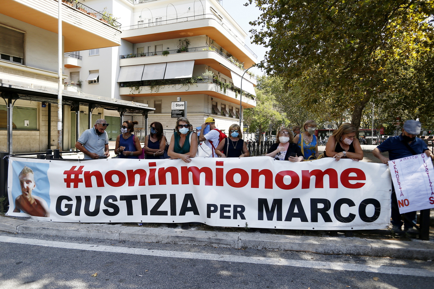 Foto Cecilia Fabiano/ LaPresse 
09 Settembre 2020 Roma (Italia)
Cronaca : 
Processo Vannini 
Nella Foto: protesta davanti al tribunale di Piazzale Clodio     
Photo Cecilia Fabiano/LaPresse
September 09 , 2020  Roma (Italy) 
News:
Vannini process 
In the pic : Demonstration in front of the Court