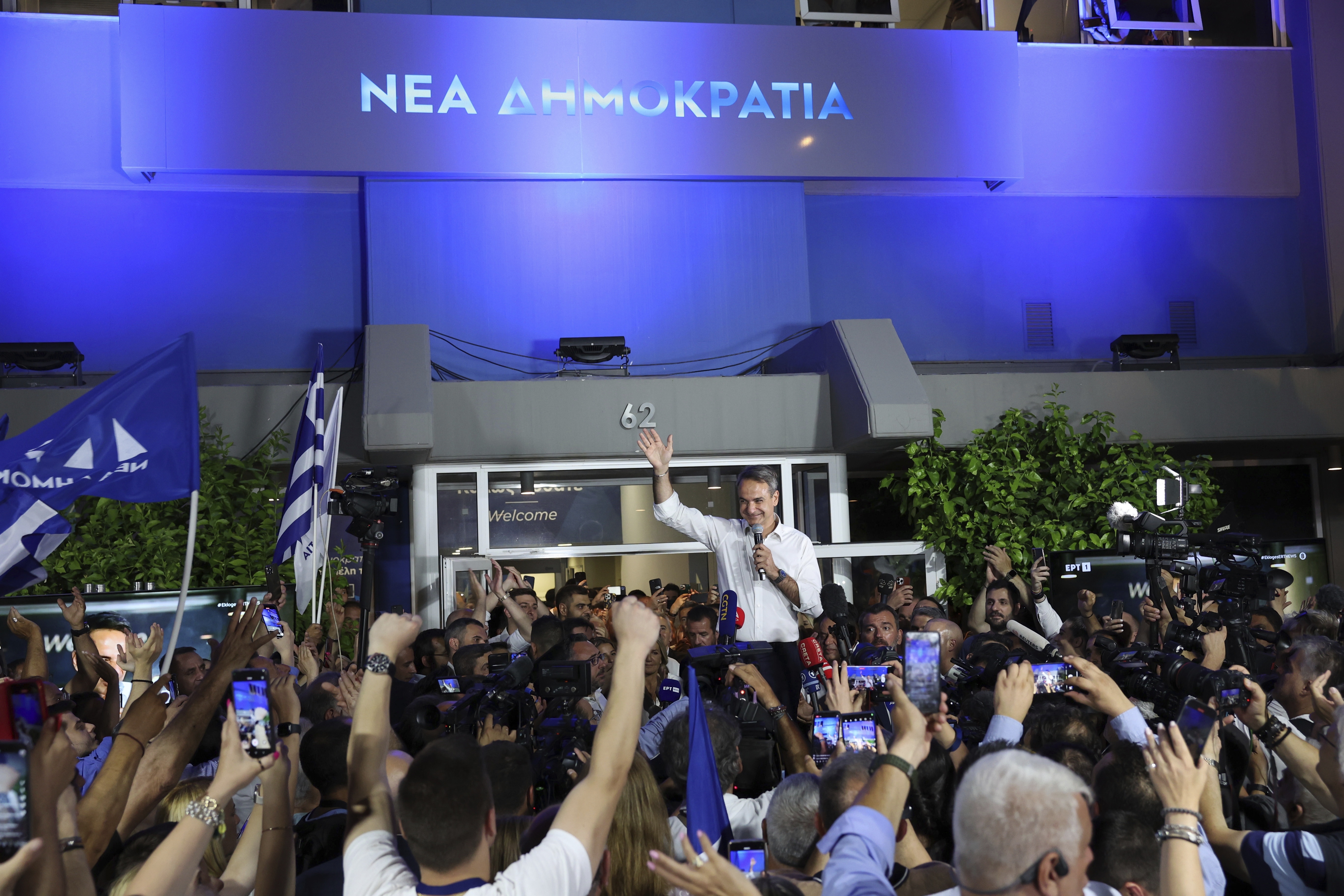 Kyriakos Mitsotakis leader of the center-right New Democracy waves to supporters outside the headquarters of the party in Athens, Greece, Sunday, June 25, 2023. Greece's conservative New Democracy party has won a landslide victory in the country's second election in five weeks, with partial official results showing it gaining a comfortable parliamentary majority to form a government for a second four-year term. (AP Photo/Yorgos Karahalis)

Associated Press/LaPresse
Only Italy and Spain