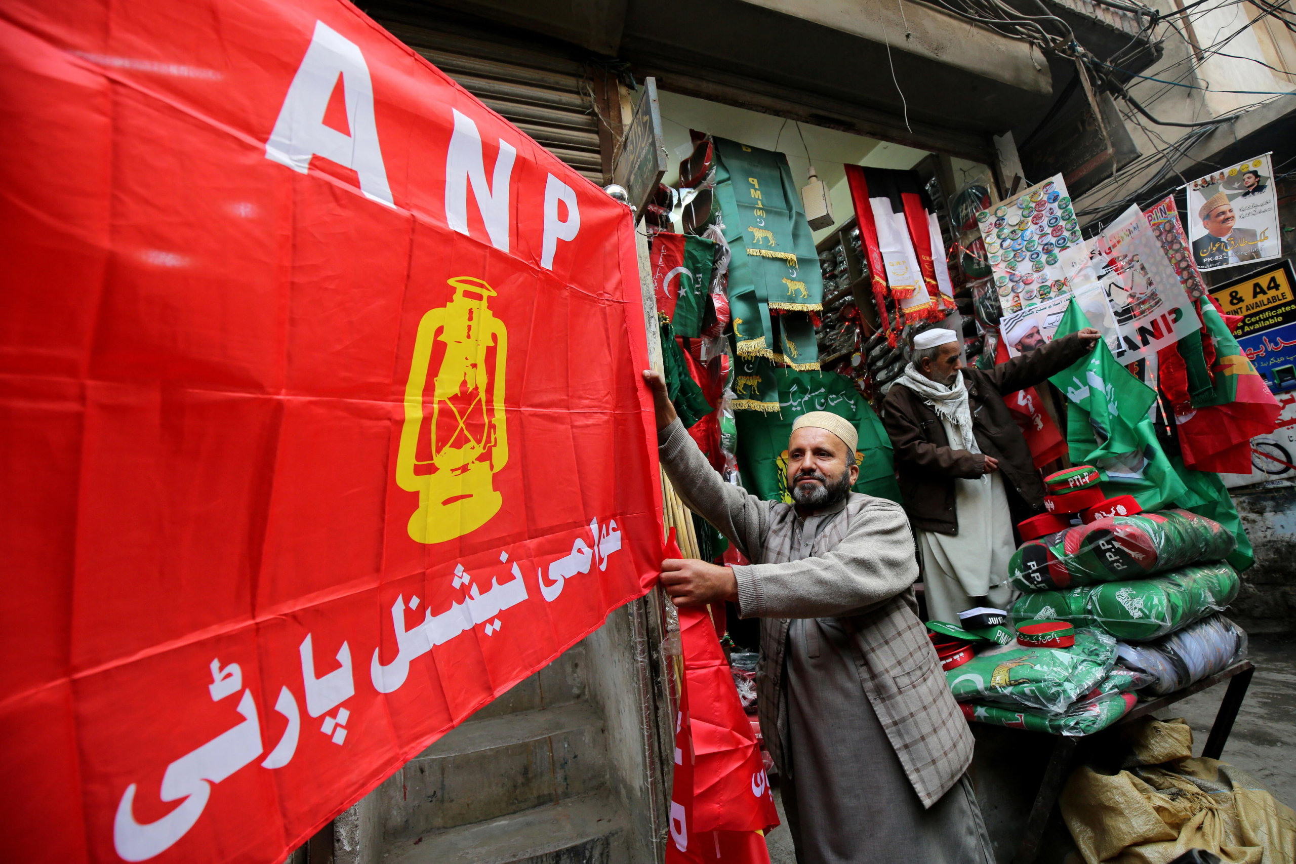 epa11067347 Vendors sell flags of Awami National Party as the country gears up for general elections, in Peshawar, Pakistan, 10 January 2024. General elections are set to be held in Pakistan on 08 February 2024.  EPA/BILAWAL ARBAB