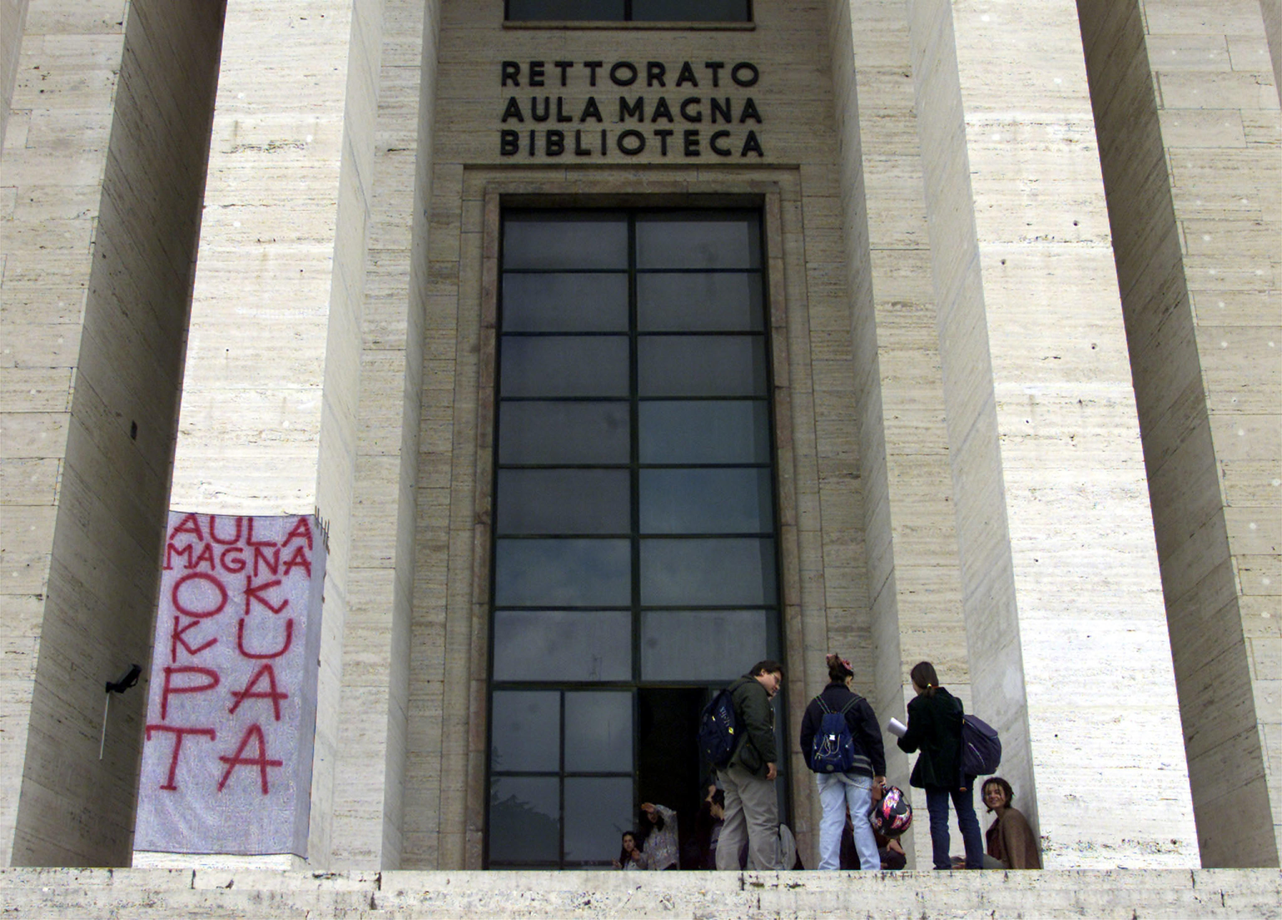 20010328-ROMA-CRO: LA SAPIENZA: CLIMA PIU' DISTESO, STUDENTI IN ASSEMBLEA.     L' ingresso dell' Aula Magna del Rettorato dell' universita' la Sapienza di Roma, dove gli studenti sono riuniti in assemblea.      GIUSEPPE GIGLIA / ANSA / PAL