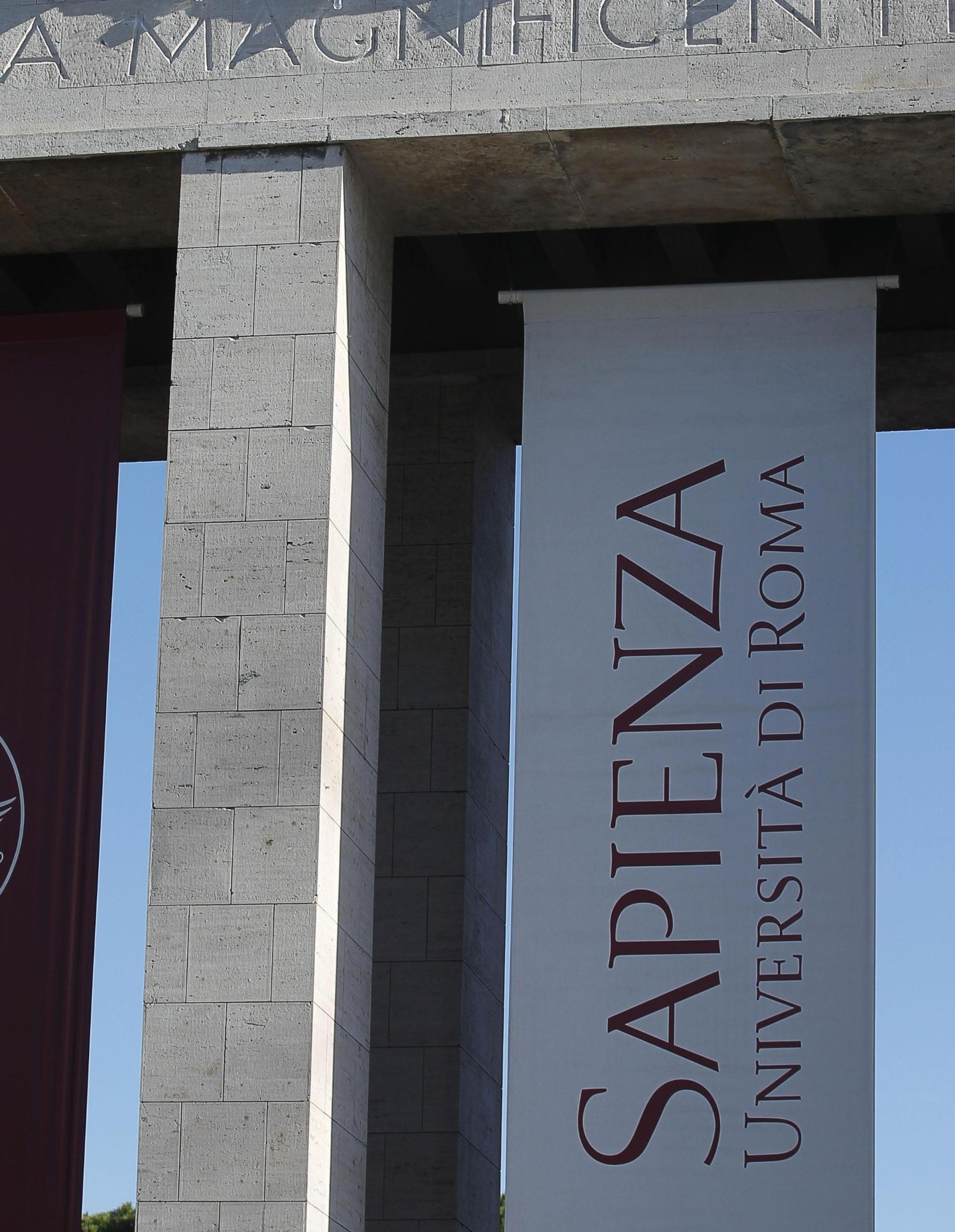 L'ingresso dell'Universita'  La Sapienza , Roma 6 dicembre 2012.
ANSA/ALESSANDRO DI MEO