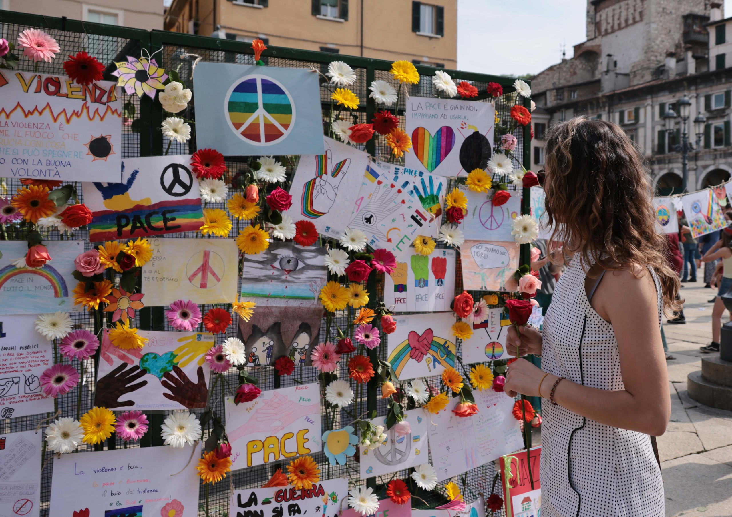 I disegni dei ragazzi in occasione della commemorazione strage di piazza Loggia, Brescia 28 Maggio 2022. ANSA/ FILIPPO VENEZIA