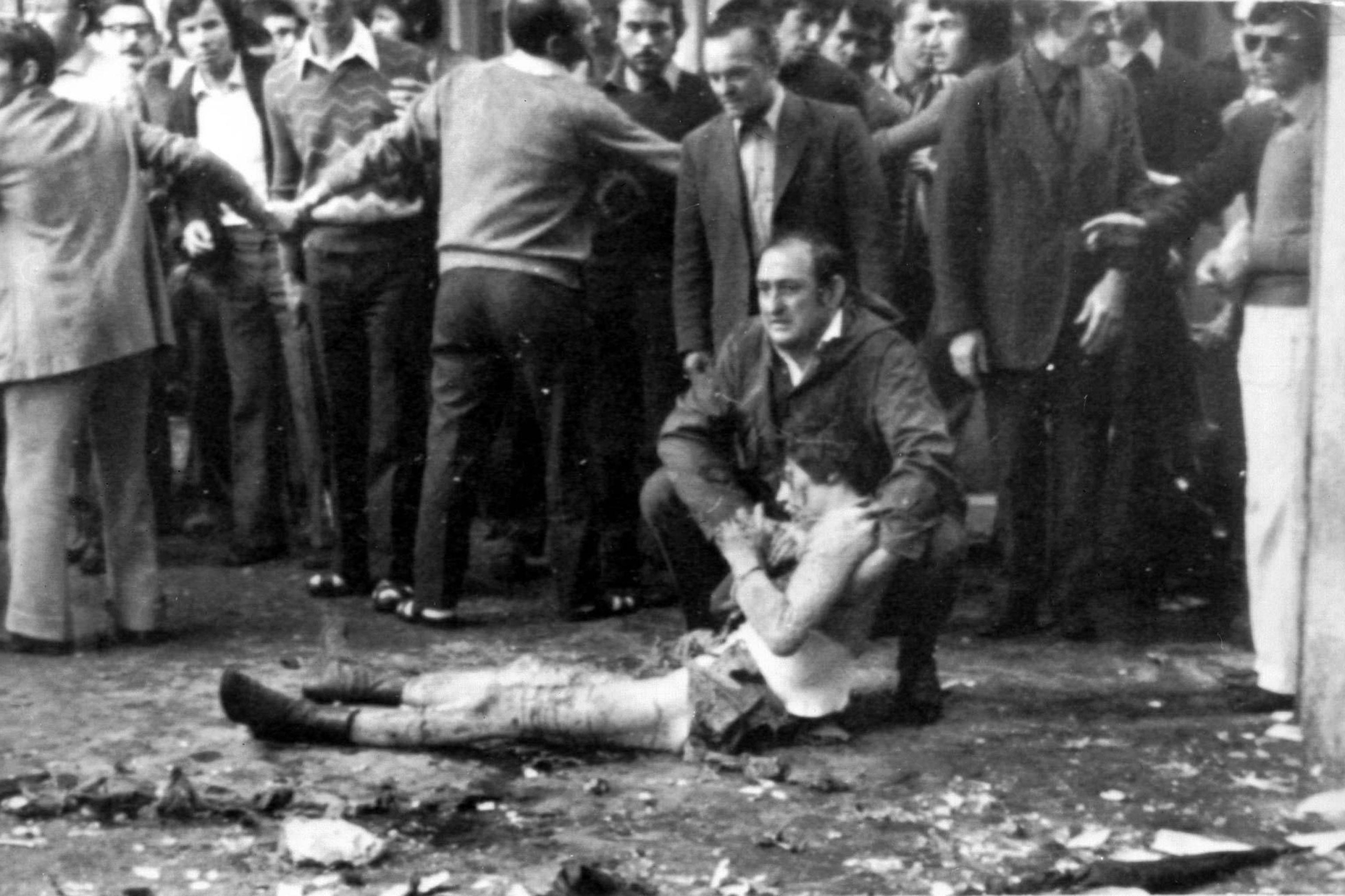 Piazza della Loggia a Brescia dopo l'attentato del 28 maggio 1974.
ANSA