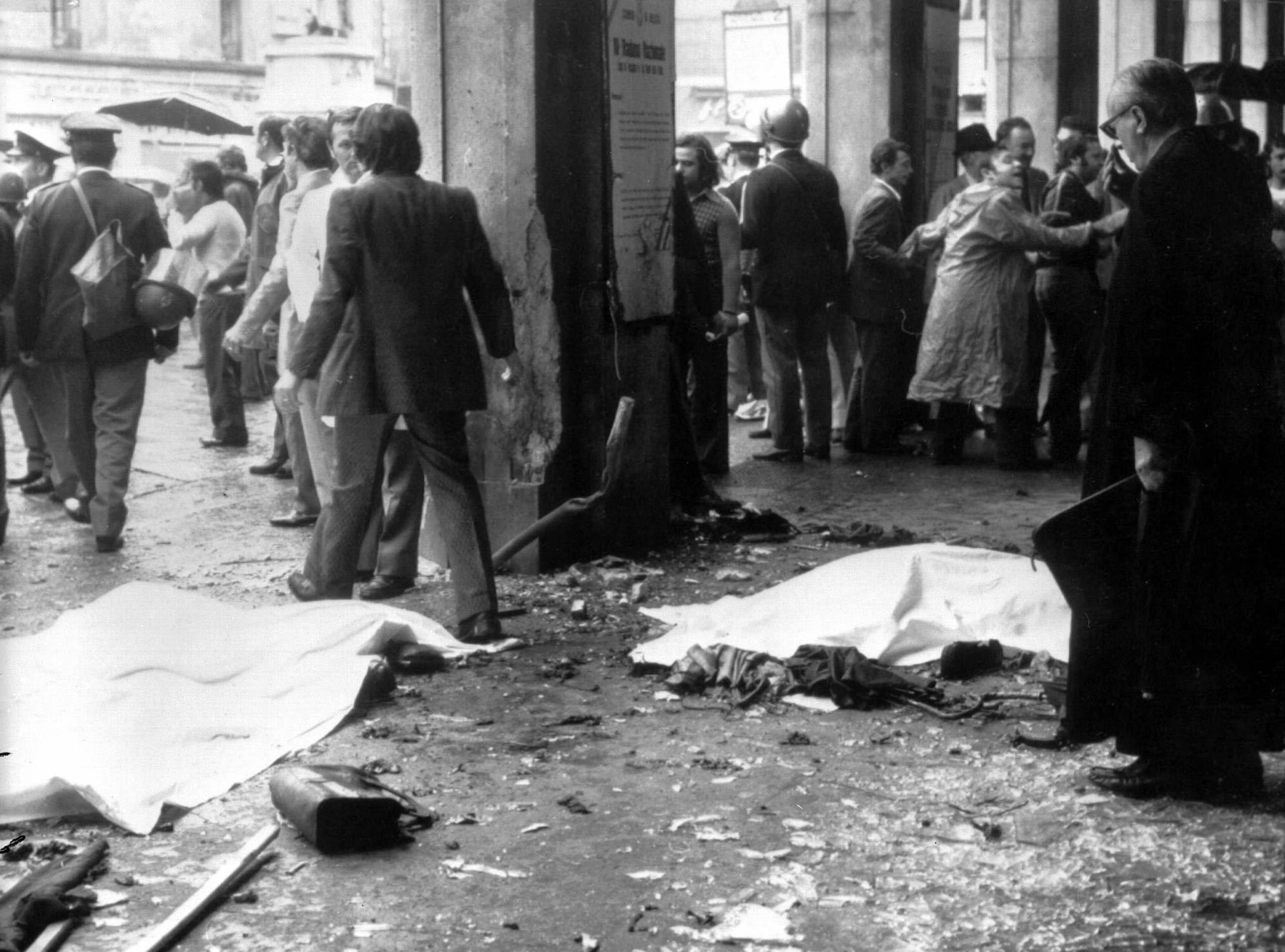 Piazza della Loggia a Brescia dopo l'attentato del 28 maggio 1974.
ANSA