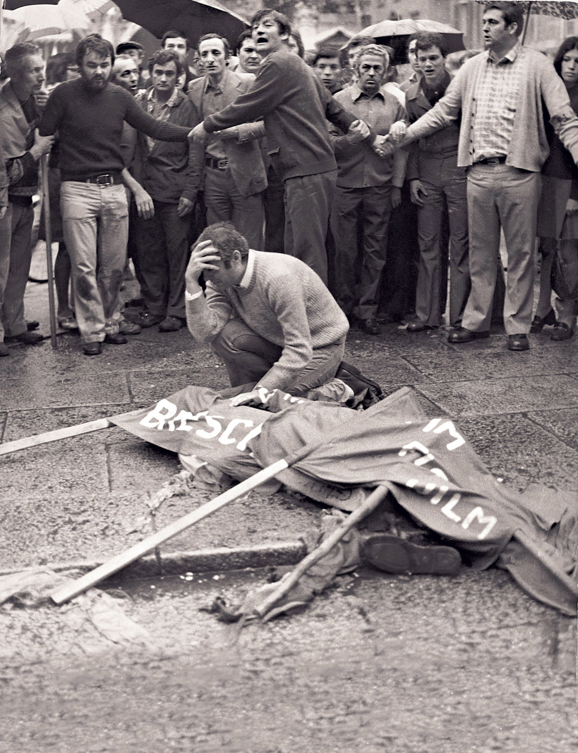 Piazza della Loggia a Brescia dopo l'attentato del 28 maggio 1974.
ANSA