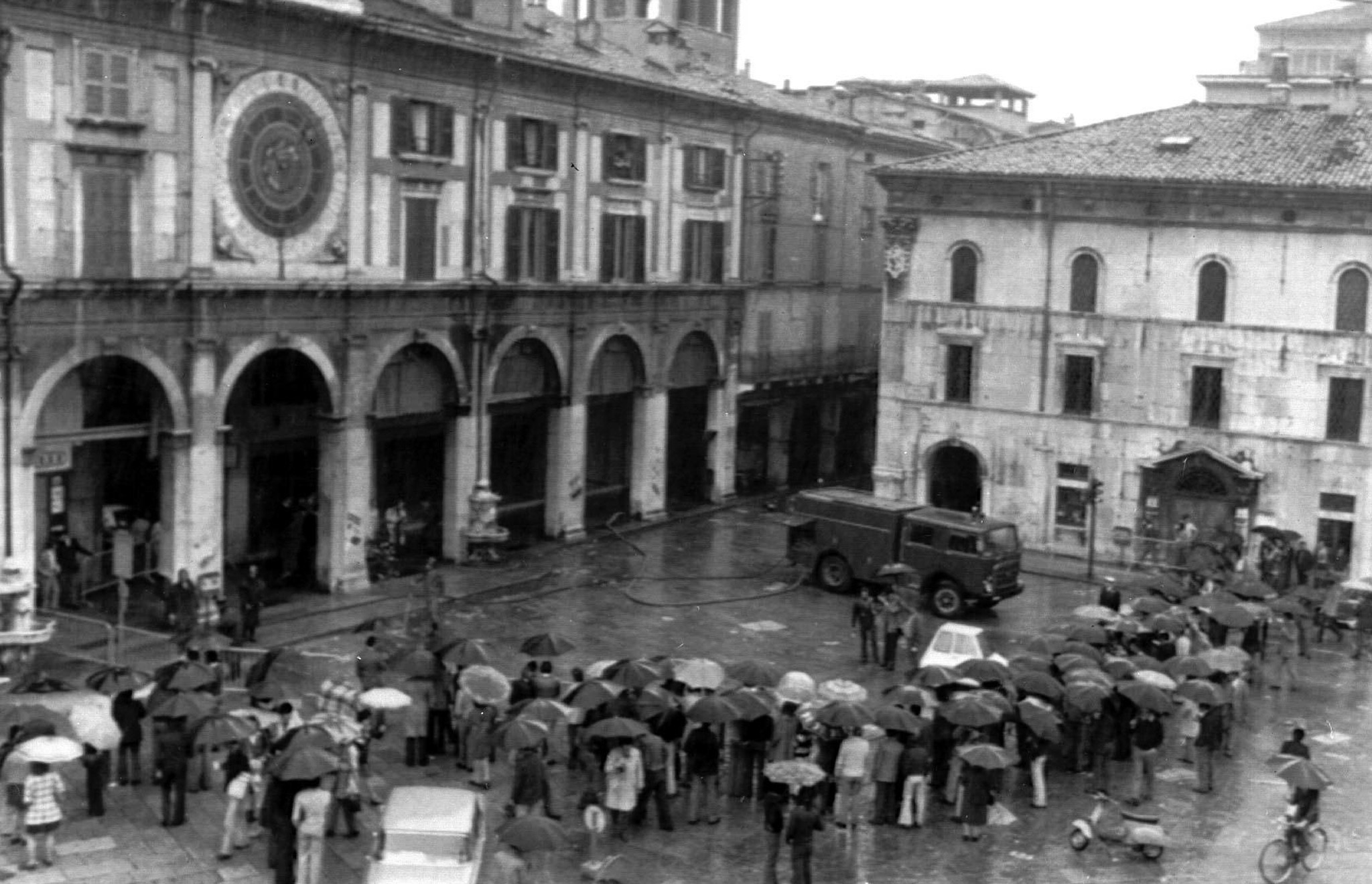 Piazza della Loggia a Brescia dopo l'attentato del 28 maggio 1974.
ANSA