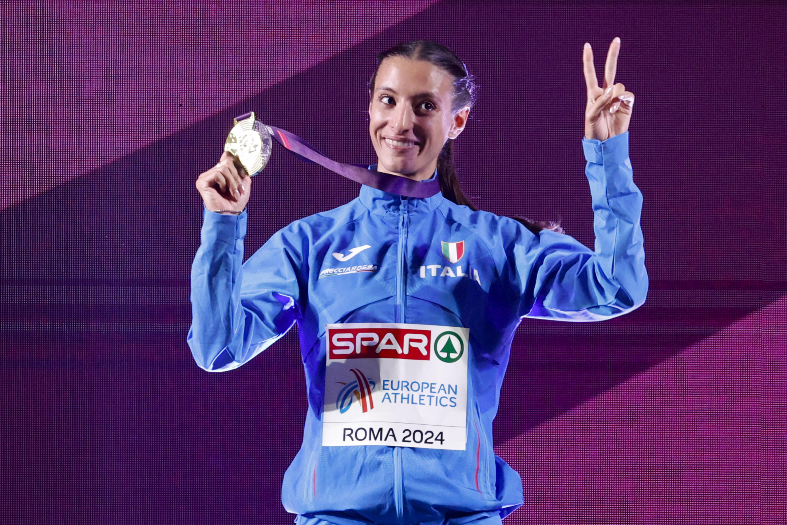 Nadia Battocletti medaglia d'oro per i 10mila metri  durante gli Europei di atletica a Roma. Foto Ansa/Fabio Frustaci.
