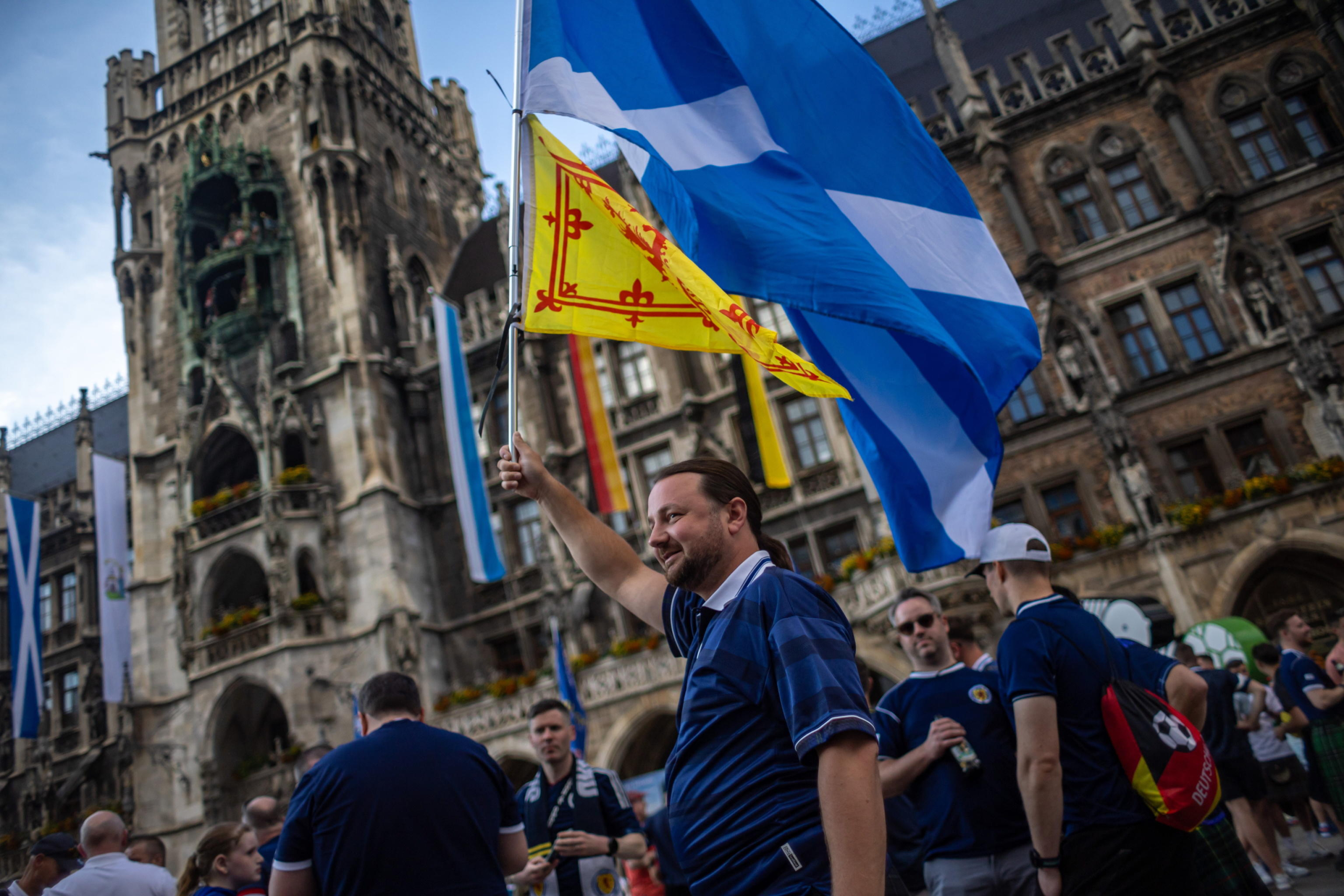 epa11408455 Fans of Scotland cheer in the city center on the eve of the UEFA EURO 2024 opening match between Germany and Scotland, in Munich, Germany, 13 June 2024. The UEFA EURO 2024 runs from 14 June to 14 July in Germany.  EPA/MARTIN DIVISEK