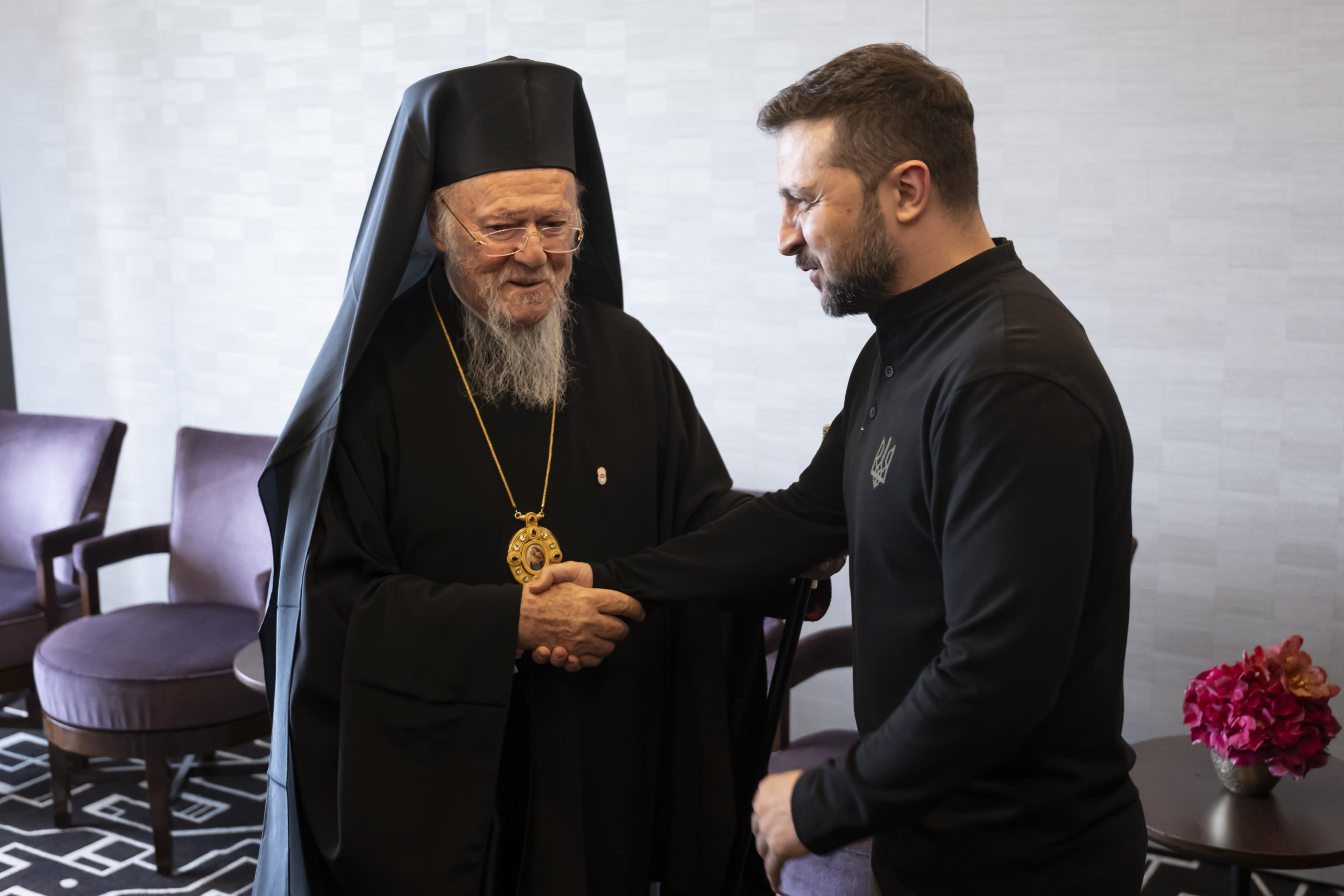 epa11412167 Ecumenical Patriarch Bartholomew of Constantinople (L) shakes hands with Ukraine's President Volodymyr Zelensky (R) during the Summit on Peace in Ukraine, in Stansstad near Lucerne, Switzerland, 15 June 2024. International heads of state gather on 15 and 16 June at the Buergenstock Resort in central Switzerland for the two-day Summit on Peace in Ukraine.  EPA/ALESSANDRO DELLA VALLE / POOL                     EDITORIAL USE ONLY  EDITORIAL USE ONLY
