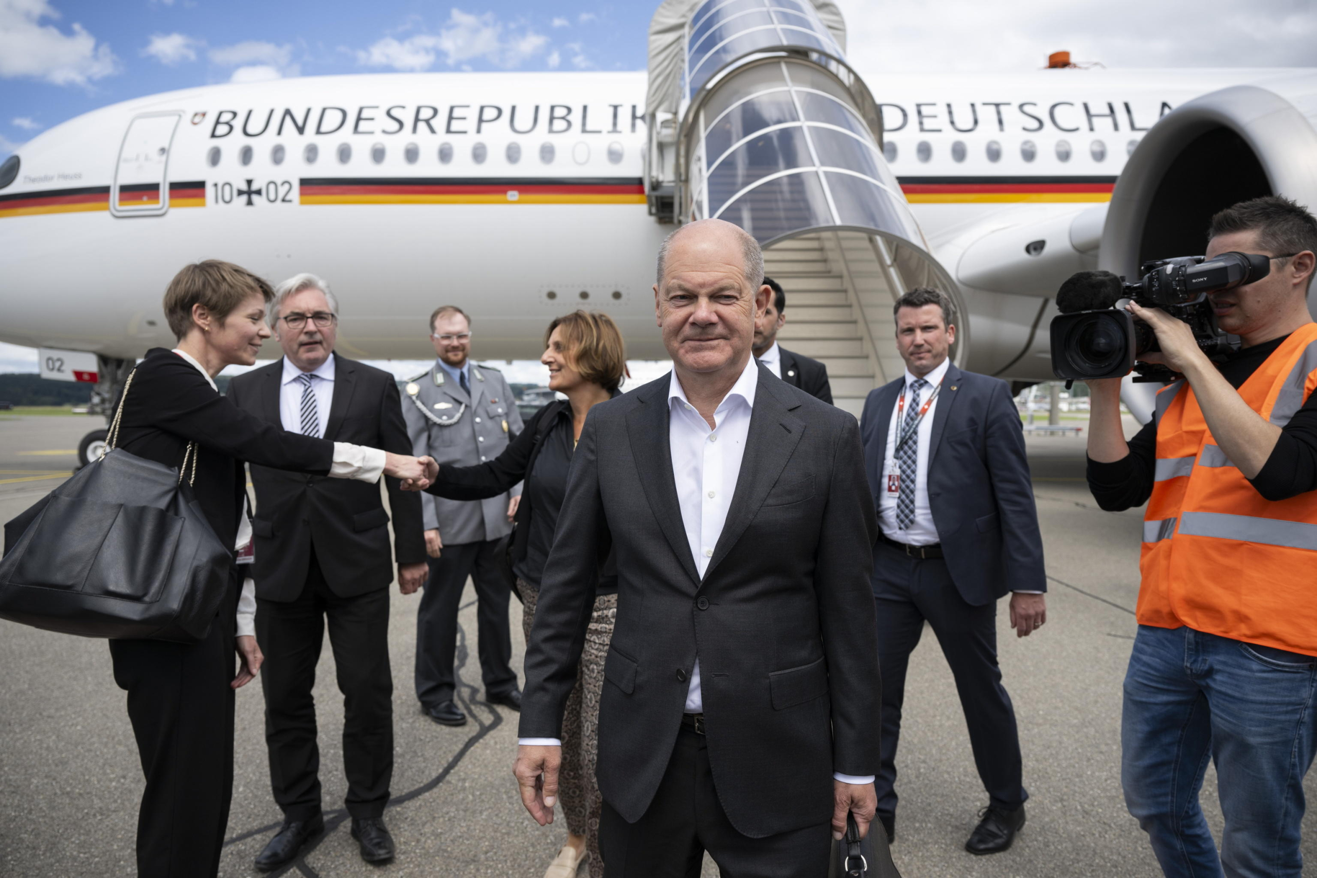 epa11412135 German Chancellor Olaf Scholz arrives at Zurich airport in Zurich Kloten, Switzerland, 15 June 2024. International heads of state gather on 15 and 16 June at the Buergenstock Resort in central Switzerland for the two-day Summit on Peace in Ukraine.  EPA/ENNIO LEANZA / POOL    EDITORIAL USE ONLY  EDITORIAL USE ONLY