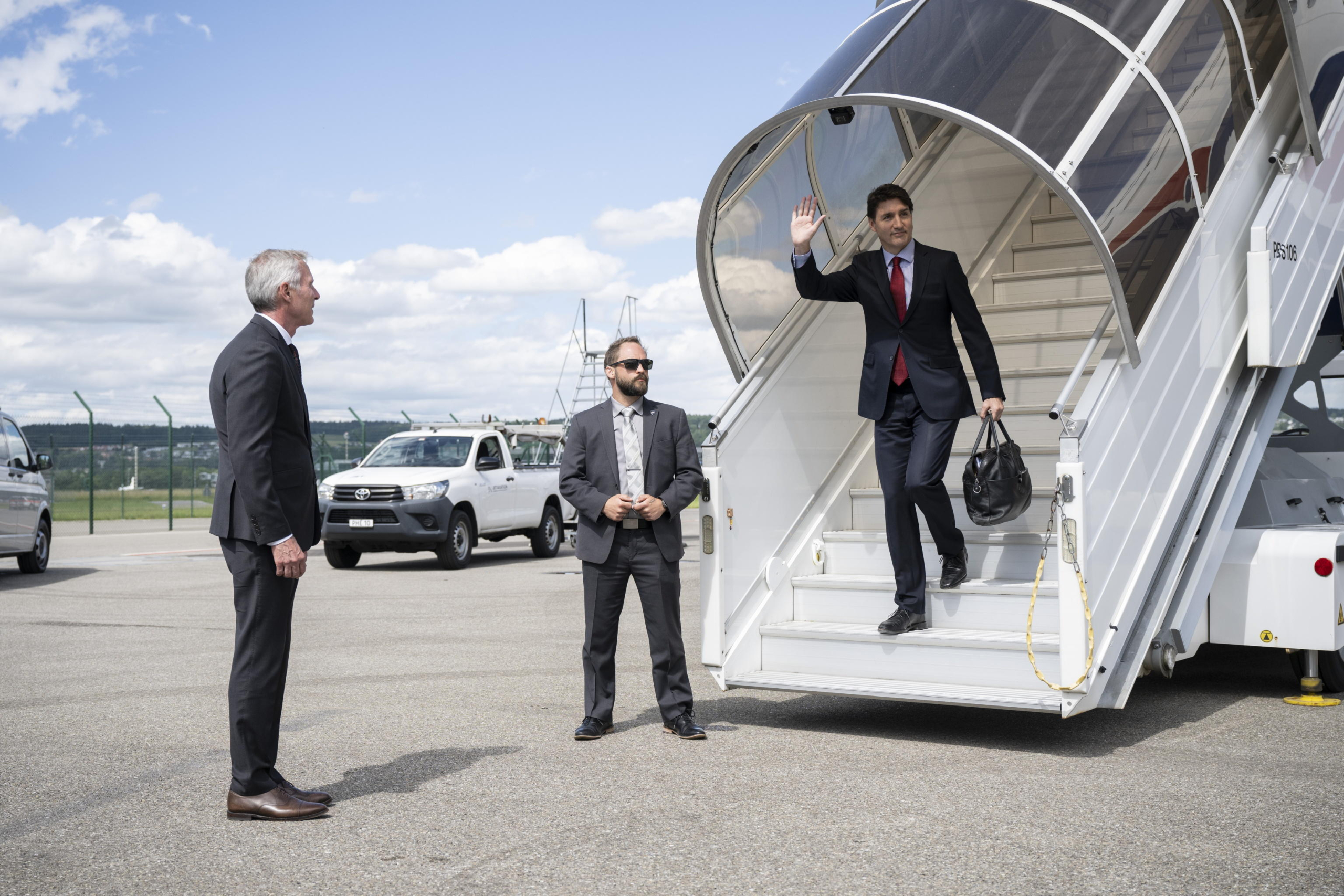 epa11412139 Canadian Prime Minister Justin Trudeau (R) arrives at Zurich airport in Zurich Kloten, Switzerland, 15 June 2024. International heads of state gather on 15 and 16 June at the Buergenstock Resort in central Switzerland for the two-day Summit on Peace in Ukraine.  EPA/ENNIO LEANZA / POOL    EDITORIAL USE ONLY  EDITORIAL USE ONLY