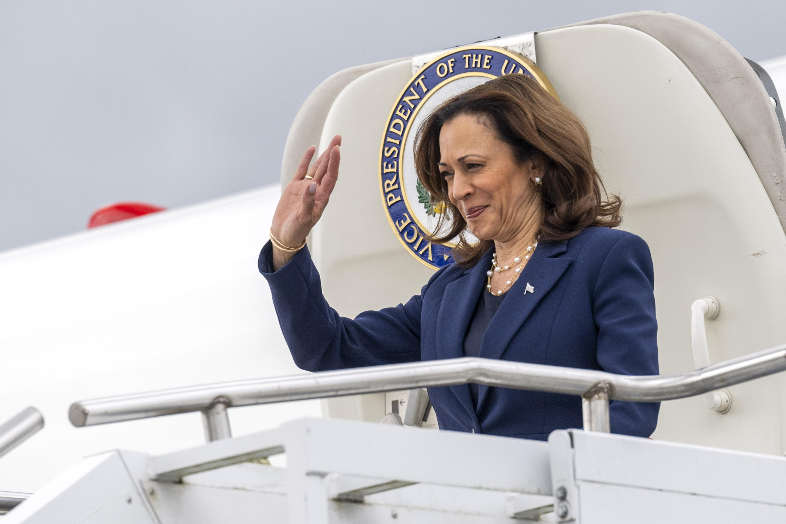 epaselect epa11411563 US Vice President Kamala Harris waves after arriving at Zurich airport in Zurich Kloten, Switzerland, 15 June 2024. International heads of state gather on 15 and 16 June at the Buergenstock Resort in central Switzerland for the two-day Summit on Peace in Ukraine.  EPA/ENNIO LEANZA / POOL EDITORIAL USE ONLY
