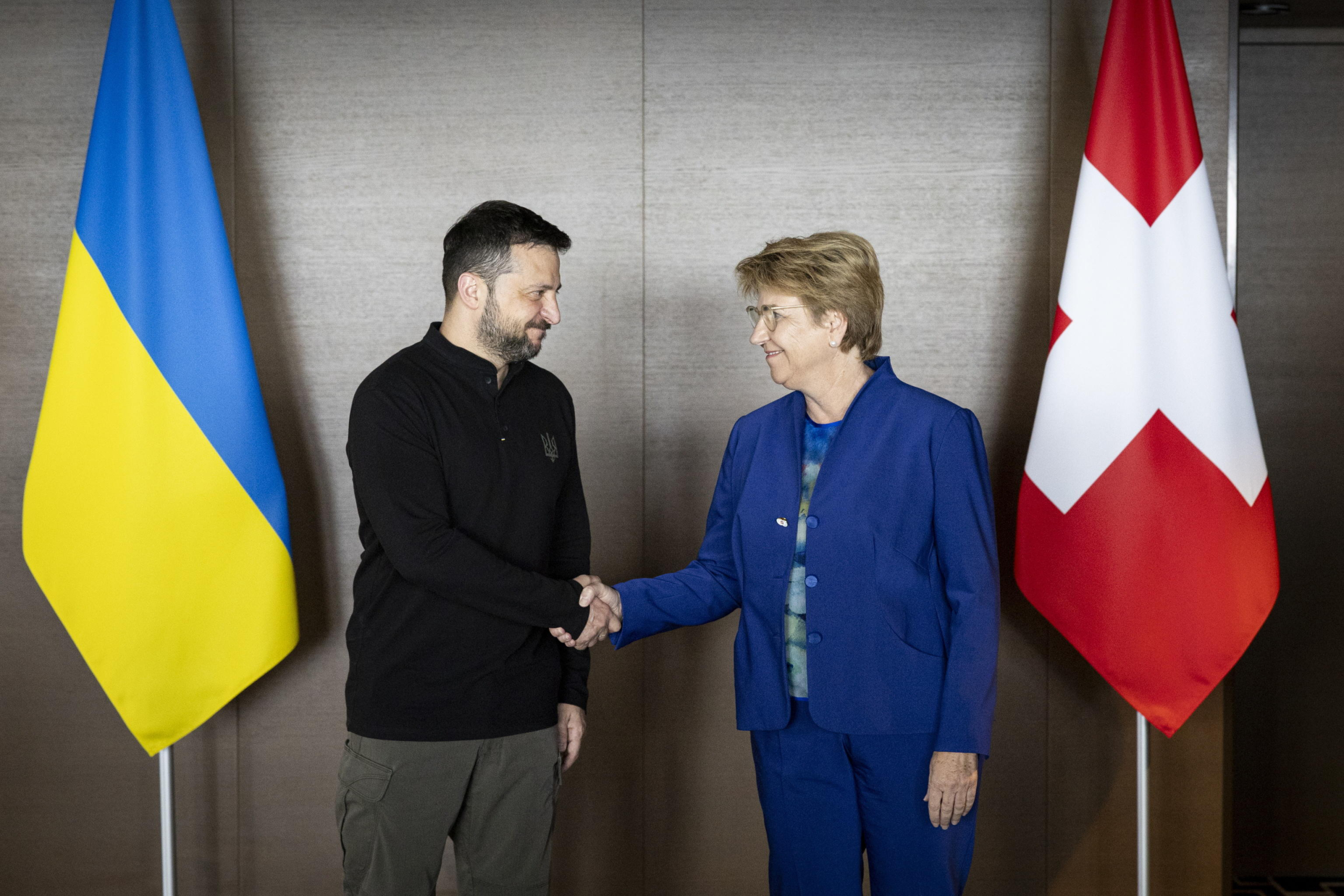 epa11411615 Ukraine's President Volodymyr Zelensky (L) and Swiss Federal President Viola Amherd (R) shake hands during the Summit on Peace in Ukraine, in Stansstad near Lucerne, Switzerland, 15 June 2024. International heads of state gather on 15 and 16 June at the Buergenstock Resort in central Switzerland for the two-day Summit on Peace in Ukraine.  EPA/MICHAEL BUHOLZER / POOL EDITORIAL USE ONLY