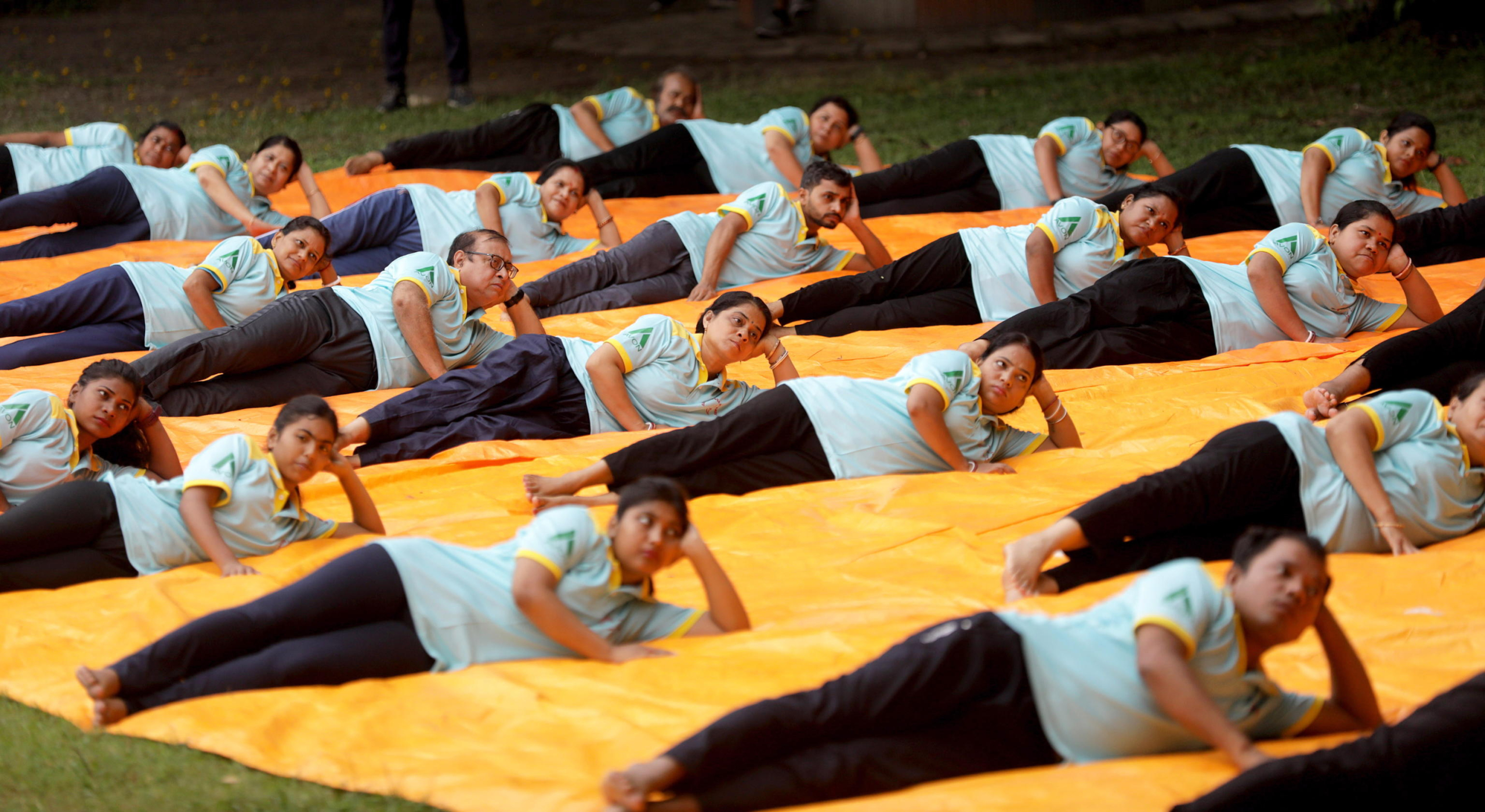 epa11427194 People perform yoga exercises during International Day of Yoga in Kolkata, India 21 June 2024. International Yoga Day is celebrated annually on 21 June and has been recognized worldwide since 2015. The United Nations declared yoga a practice of physical, mental, and spiritual exercise originating in ancient India.  EPA/PIYAL ADHIKARY 55717