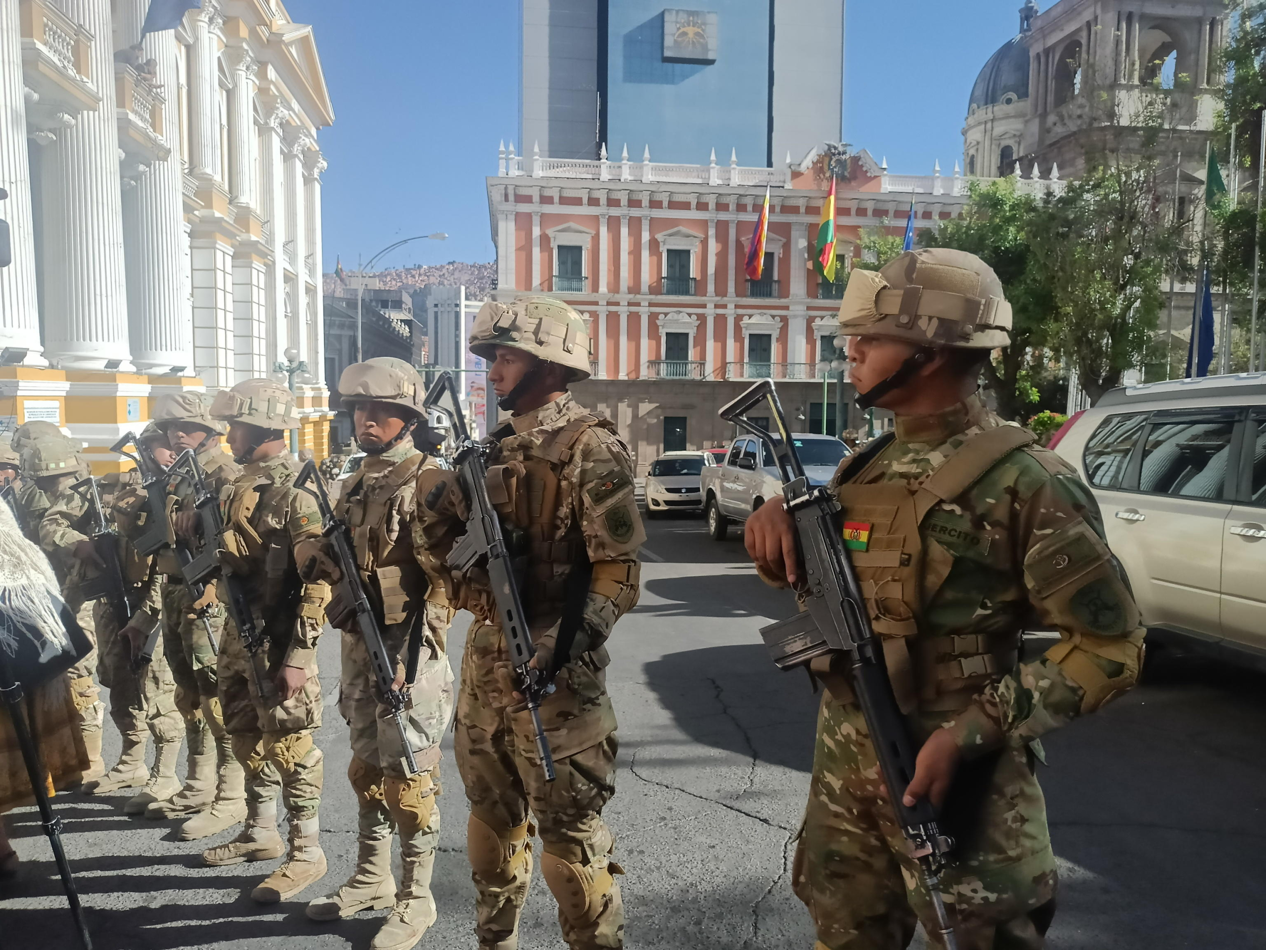 epa11440388 Military form up in front of Bolivia's government headquarters in La Paz, Bolivia, 26 June 2024. Bolivia's President Luis Arce denounced the 'irregular mobilization' of some units of the Bolivian military, he wrote in a post on social media. The vice president of Bolivia David Choquehuanca announced a 'coup d'etat' is taking place against the Government of Luis Arce, after a tank forcibly entered the Executive headquarters in the city of La Paz.  EPA/Luis Gandarillas