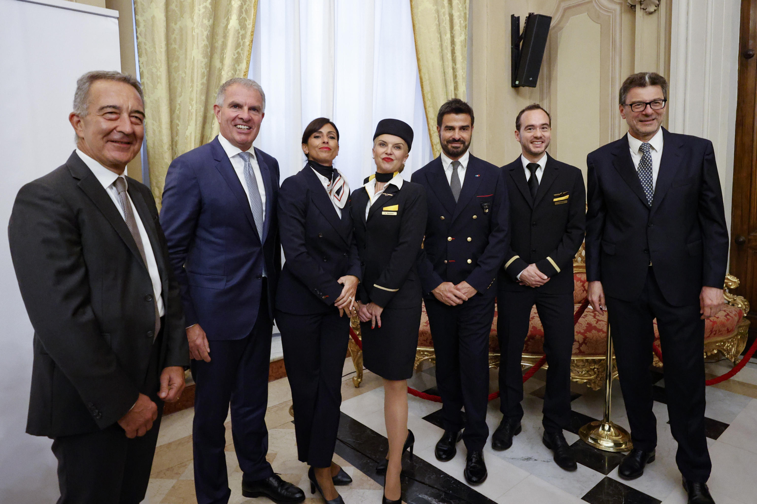 (L-R)President of Ita Airways Antonino
Turicchi, Lufthansa CEO Carsten Spohr and Italian Economy Minister Giancarlo Giorgetti poses with members of crew during a press conference presenting the agreement between Ita Airways and Lufthansa, Rome 3 July 2024. ANSA/FABIO FRUSTACI