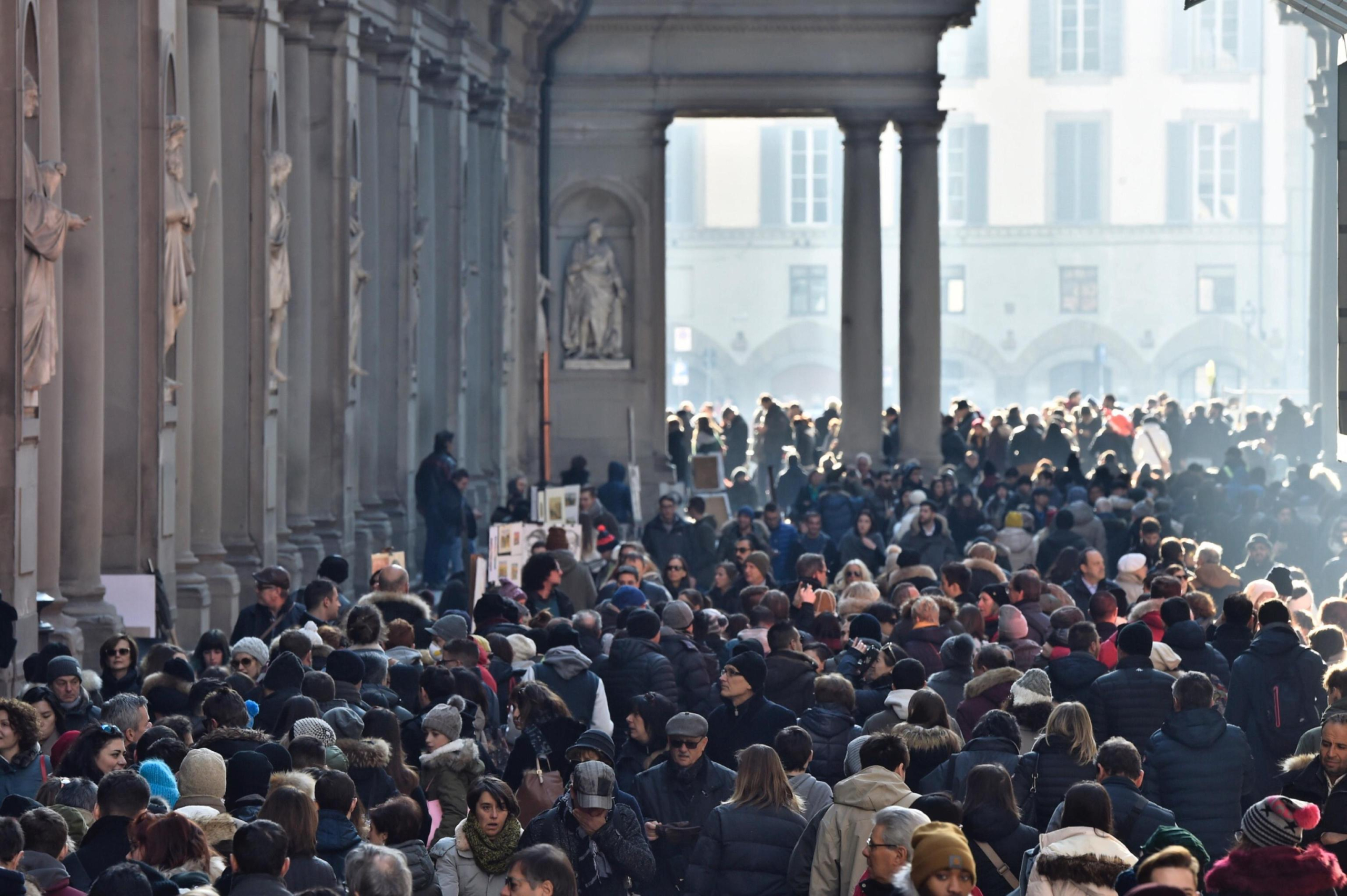La coda di turisti per visitare la galleria degli Uffizi, Firenze, 01 gennaio 2017.
ANSA/MAURIZIO DEGL'INNOCENTI