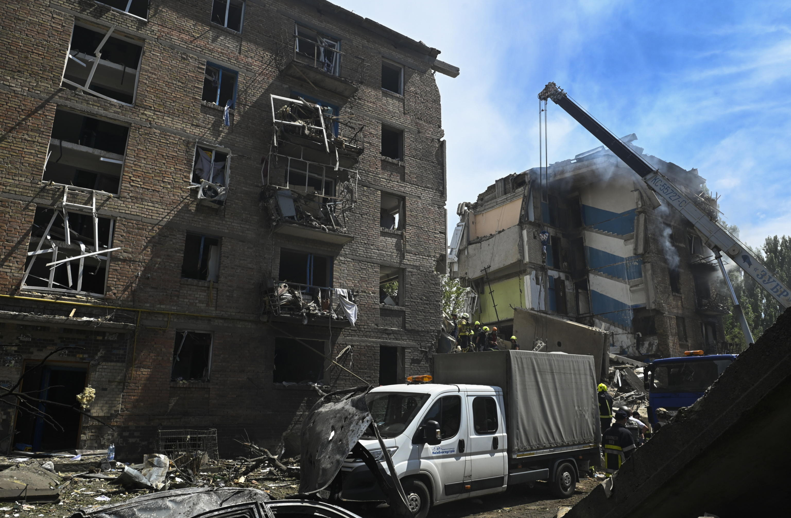 epa11467094 Ukrainian rescuers work at the scene of a missile strike on a five-floor residential building in Kyiv, Ukraine, 08 July 2024, amid the Russian invasion. Russia massively attacked Ukraine with missiles on 08 July, striking the cities of Kyiv, Dnipro, Kryvyi Rih, Sloviansk and Kramatorsk. More than 40 missiles of different types were launched, striking residential buildings, infrastructure, and a children's hospital. At least 33 people have been killed and 140 others injured across Ukraine, according to Ukraine's State Emergency Service (SESU). In Kyiv, where at least 22 people were killed and 74 others were injured, SESU added.  EPA/DANYLO ANTONIUK