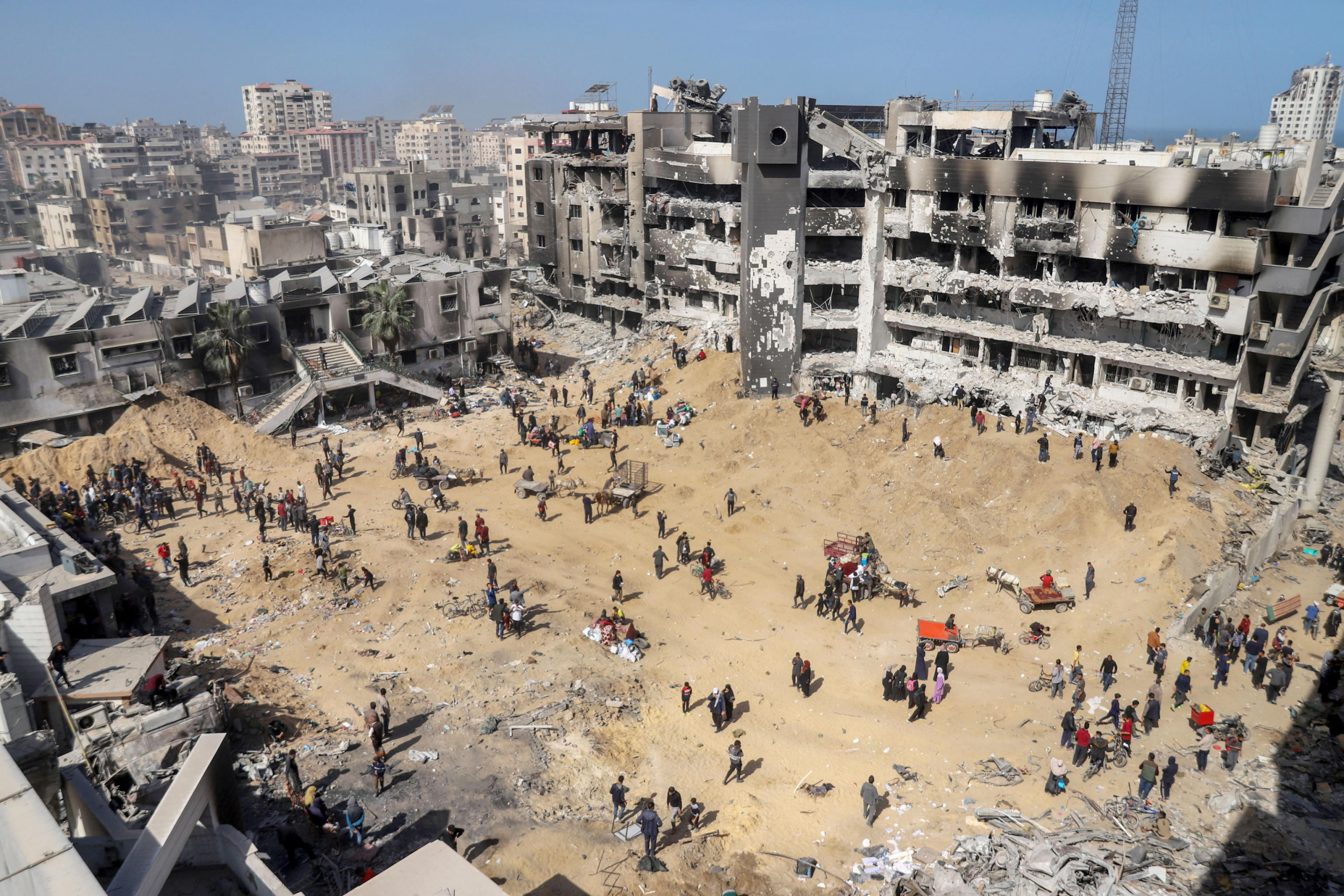Gaza, la distruzione nei pressi dell'ospedale Al-Shifa. Foto Ansa, Epa/MOHAMED HAJJAR.