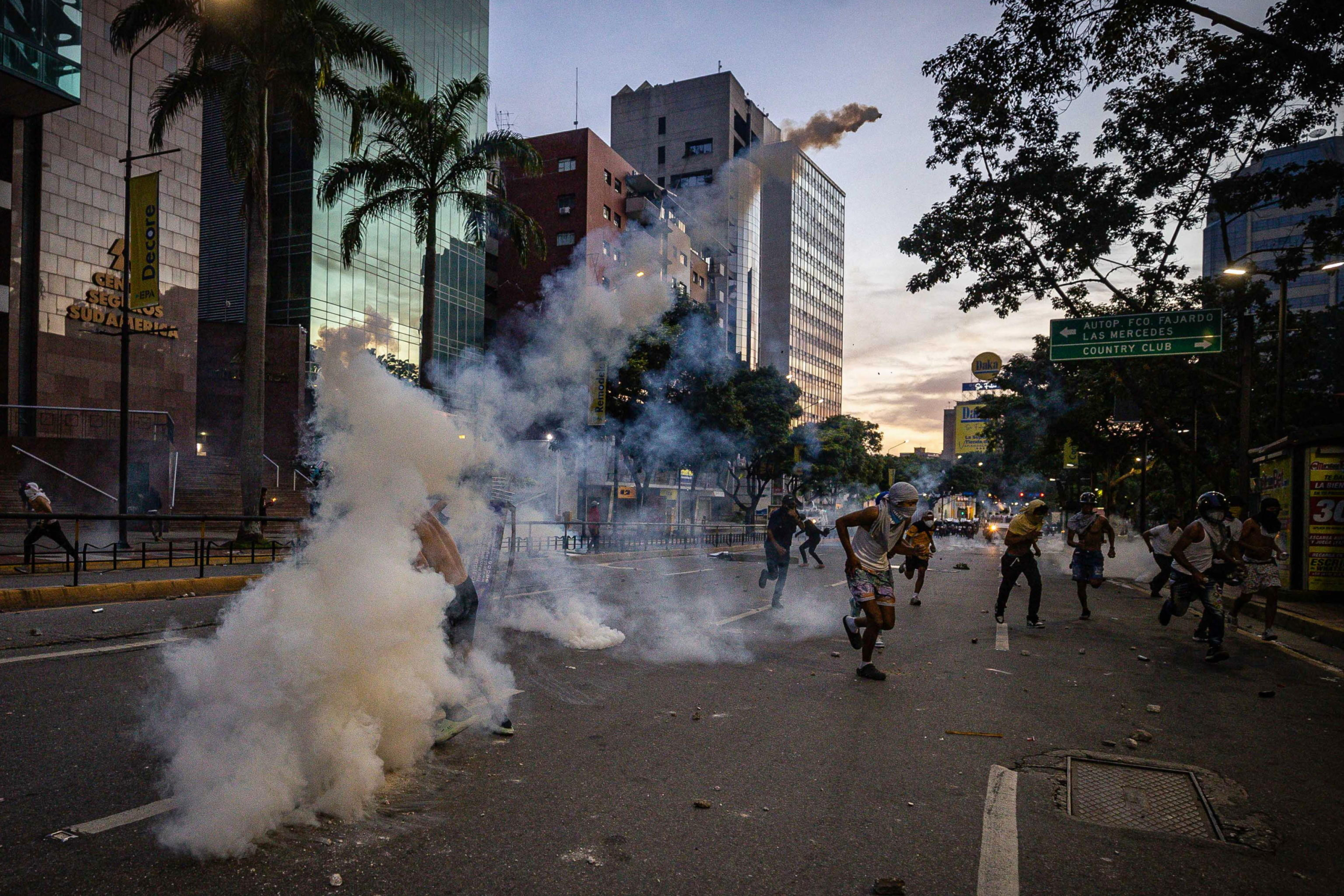 epaselect epa11507673 Protesters clash with the Bolivarian National Guard (GNB) over the results of the presidential elections in Caracas, Venezuela, 29 July 2024. Protests are taking place in Caracas after the National Electoral Council (CNE) proclaimed that Nicolas Maduro was re-elected president of Venezuela, following elections held on 28 July. Thousands of citizens have come out to protest against the results announced by the National Electoral Council (CNE), which gave President Maduro 51.2% of the votes, a figure questioned by the opposition and by a good part of the international community. Opposition leader Maria Corina Machado claims they have obtained enough of the vote tallies to prove they won the presidential elections that took place on 28 July.  EPA/Henry Chirinos