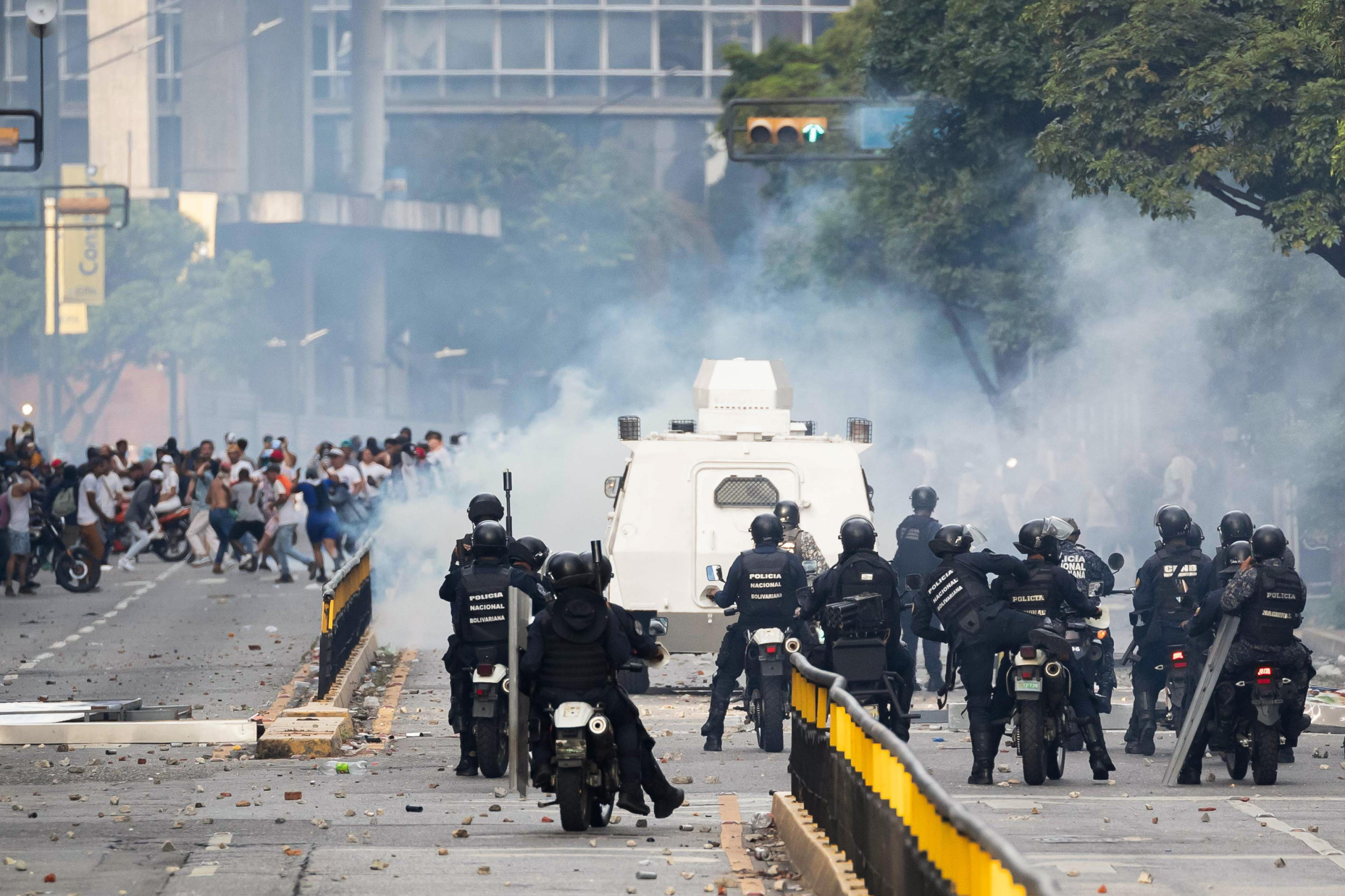 epaselect epa11507675 Members of the Bolivarian National Police (PNB) and the Bolivarian National Guard (GNB) clash with opposition demonstrators during protests over the results of the presidential elections in Caracas, Venezuela, 29 July 2024. Protests are taking place in Caracas after the National Electoral Council (CNE) proclaimed that Nicolas Maduro was re-elected president of Venezuela, following elections held on 28 July. Thousands of citizens have come out to protest against the results announced by the National Electoral Council (CNE), which gave President Maduro 51.2% of the votes, a figure questioned by the opposition and by a good part of the international community. Opposition leader Maria Corina Machado claims they have obtained enough of the vote tallies to prove they won the presidential elections that took place on 28 July.  EPA/Henry Chirinos