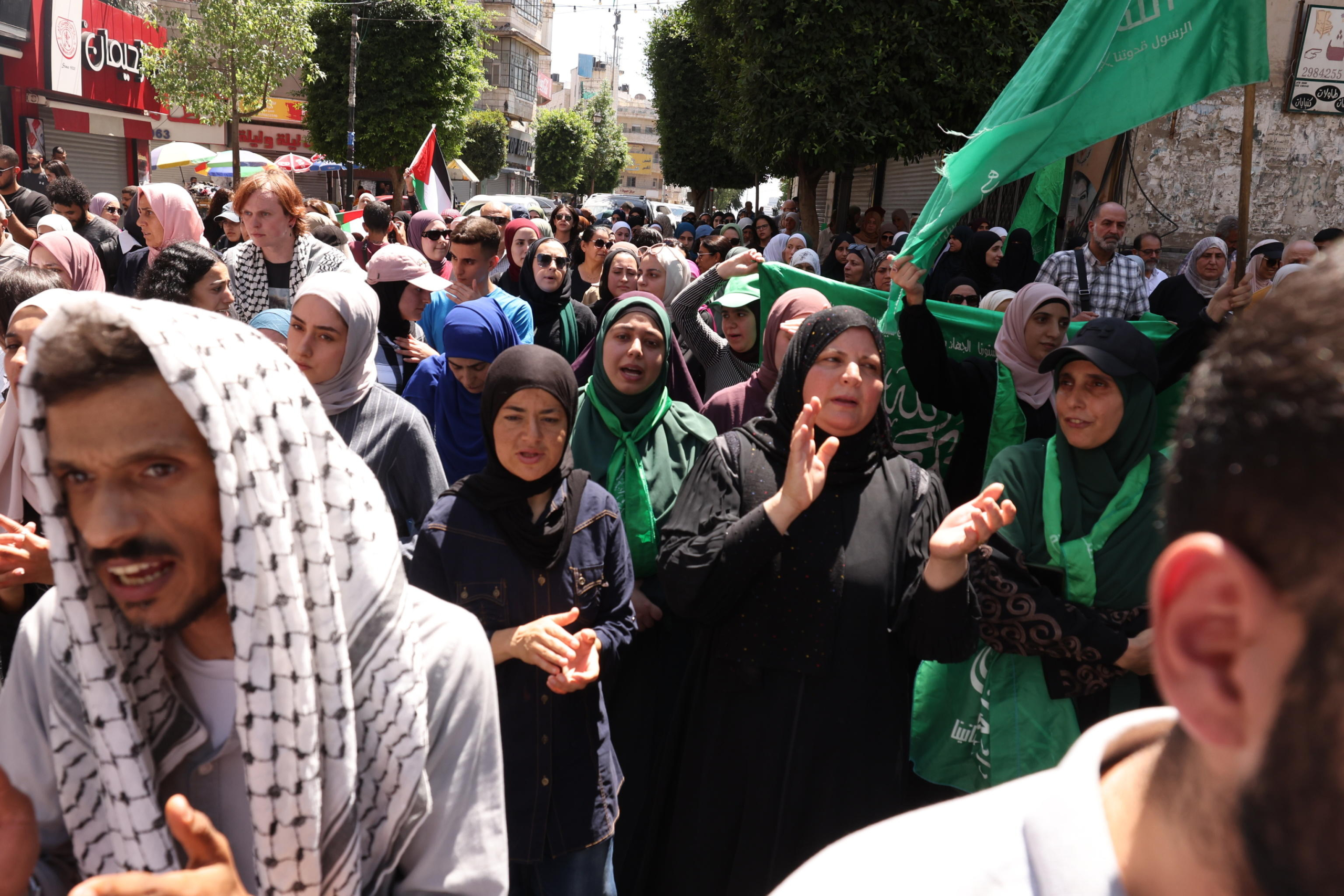 Palestinesi sventolano bandiere di Hamas mentre protestano dopo l’uccisione del leader politico di Hamas Ismail Haniyeh, nella città di Ramallah, in Cisgiordania. Foto Ansa EPA/ALAA BADARNEH

