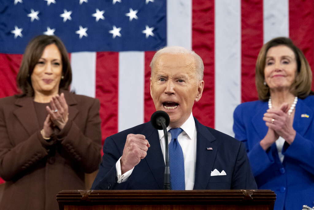 Joe Biden. Dietro di lui Kamala Harris e Nancy Pelosi (Saul Loeb/Pool via AP)