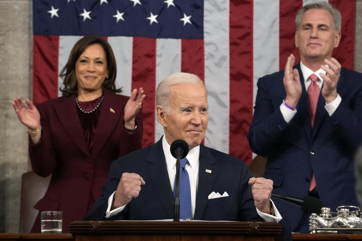 ll presidente americano Joe Biden pronuncia il discorso sullo stato dell'Unione a una sessione congiunta del Congresso presso il Campidoglio degli Stati Uniti, martedì 7 febbraio 2023, a Washington, mentre il vicepresidente Kamala Harris e il presidente della Camera Kevin McCarthy della California, applaudono. (Jacquelyn Martin, Pool) Associated Press/LaPresse 