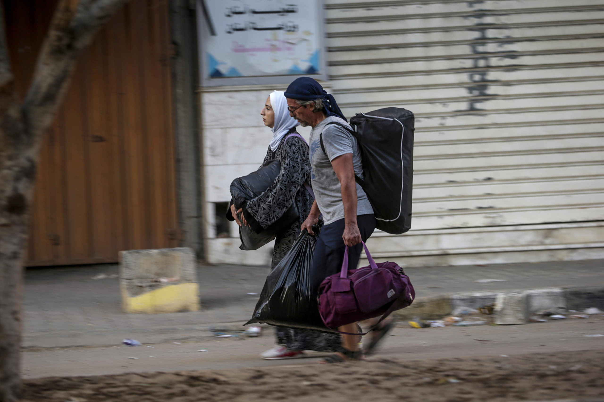 epa11564933 Internally displaced Palestinians flee during an Israeli military operation in Deir Al Balah, central Gaza Strip, 25 August 2024. More than 40,000 Palestinians and over 1,400 Israelis have been killed, according to the Palestinian Health Ministry and the Israel Defense Forces (IDF), since Hamas militants launched an attack against Israel from the Gaza Strip on 07 October 2023, and the Israeli operations in Gaza and the West Bank which followed it.  EPA/MOHAMMED SABER