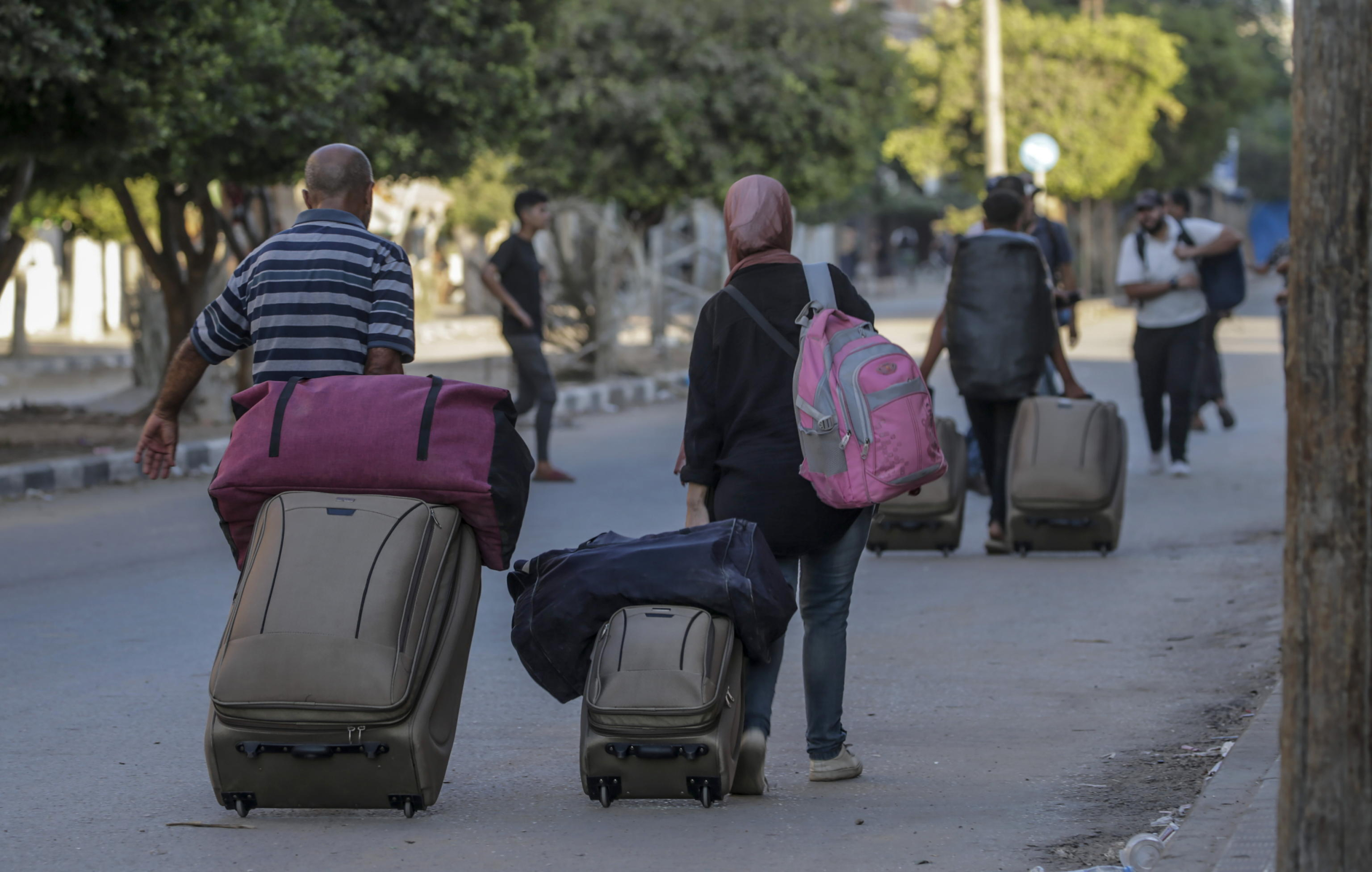 epa11564934 Internally displaced Palestinians carry their belongings as they flee during an Israeli military operation in Deir Al Balah, central Gaza Strip, 25 August 2024. More than 40,000 Palestinians and over 1,400 Israelis have been killed, according to the Palestinian Health Ministry and the Israel Defense Forces (IDF), since Hamas militants launched an attack against Israel from the Gaza Strip on 07 October 2023, and the Israeli operations in Gaza and the West Bank which followed it.  EPA/MOHAMMED SABER